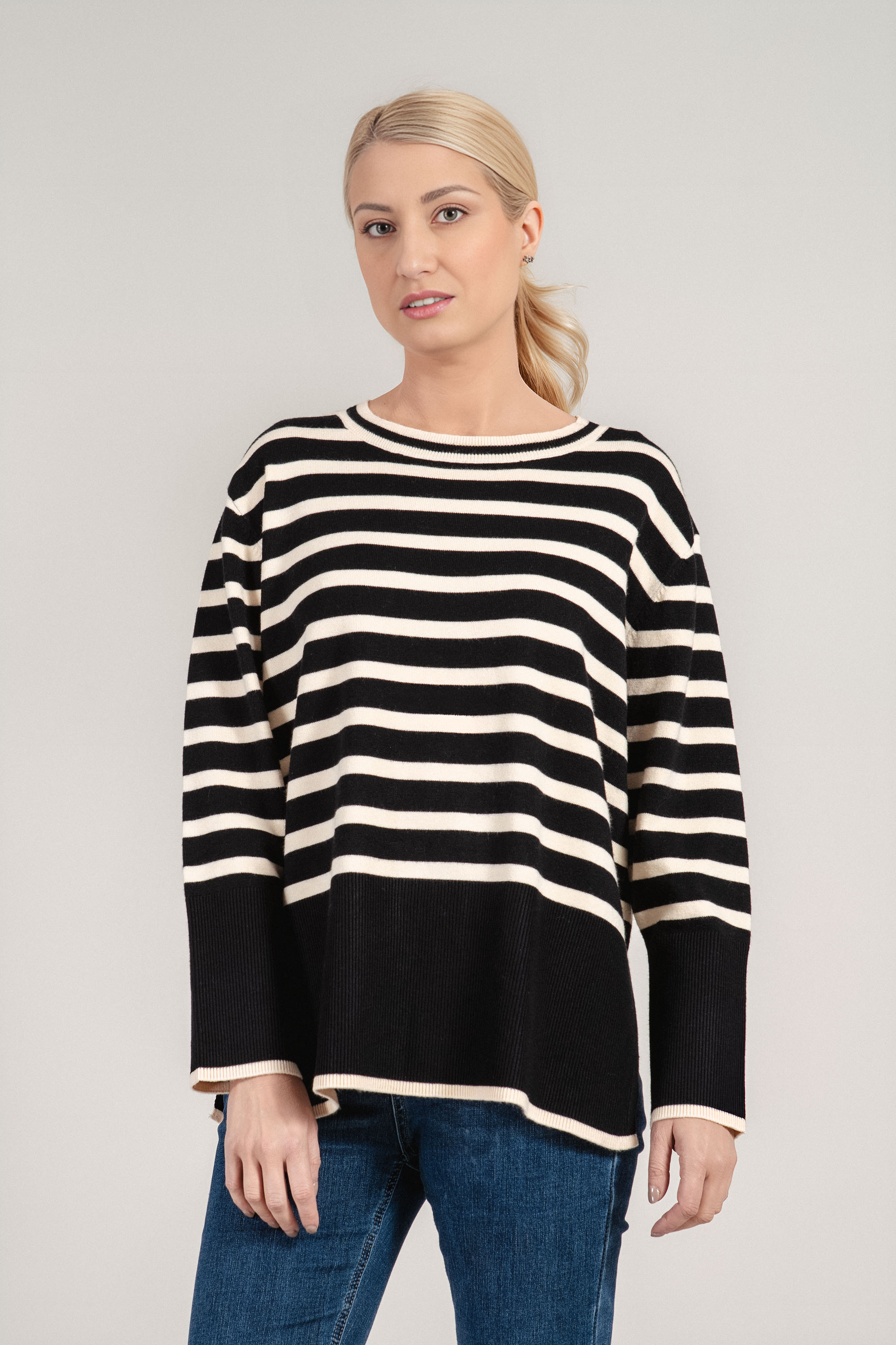 Дамски пуловер от фино плетиво в черно със светло райе