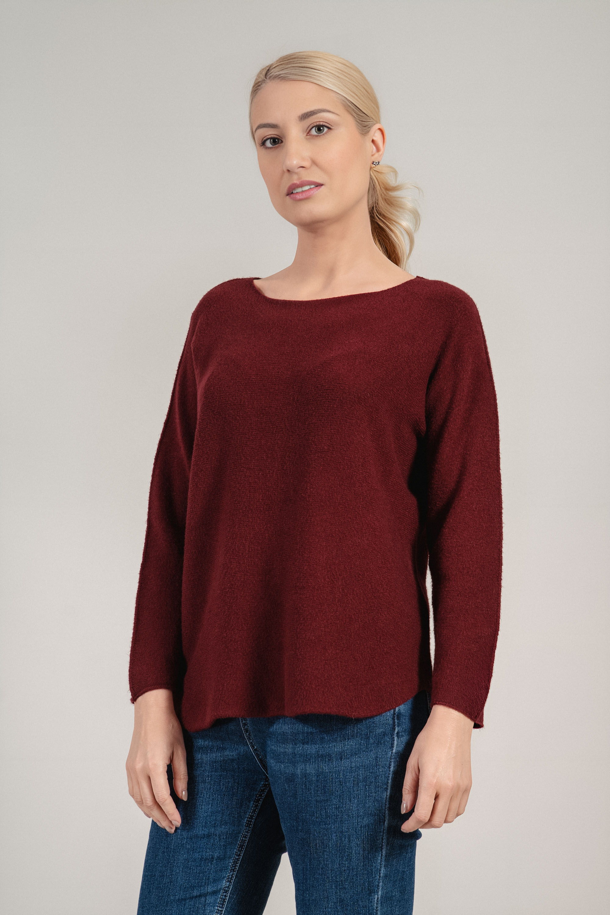 Дамски пуловер от фино плетиво в цвят бордо