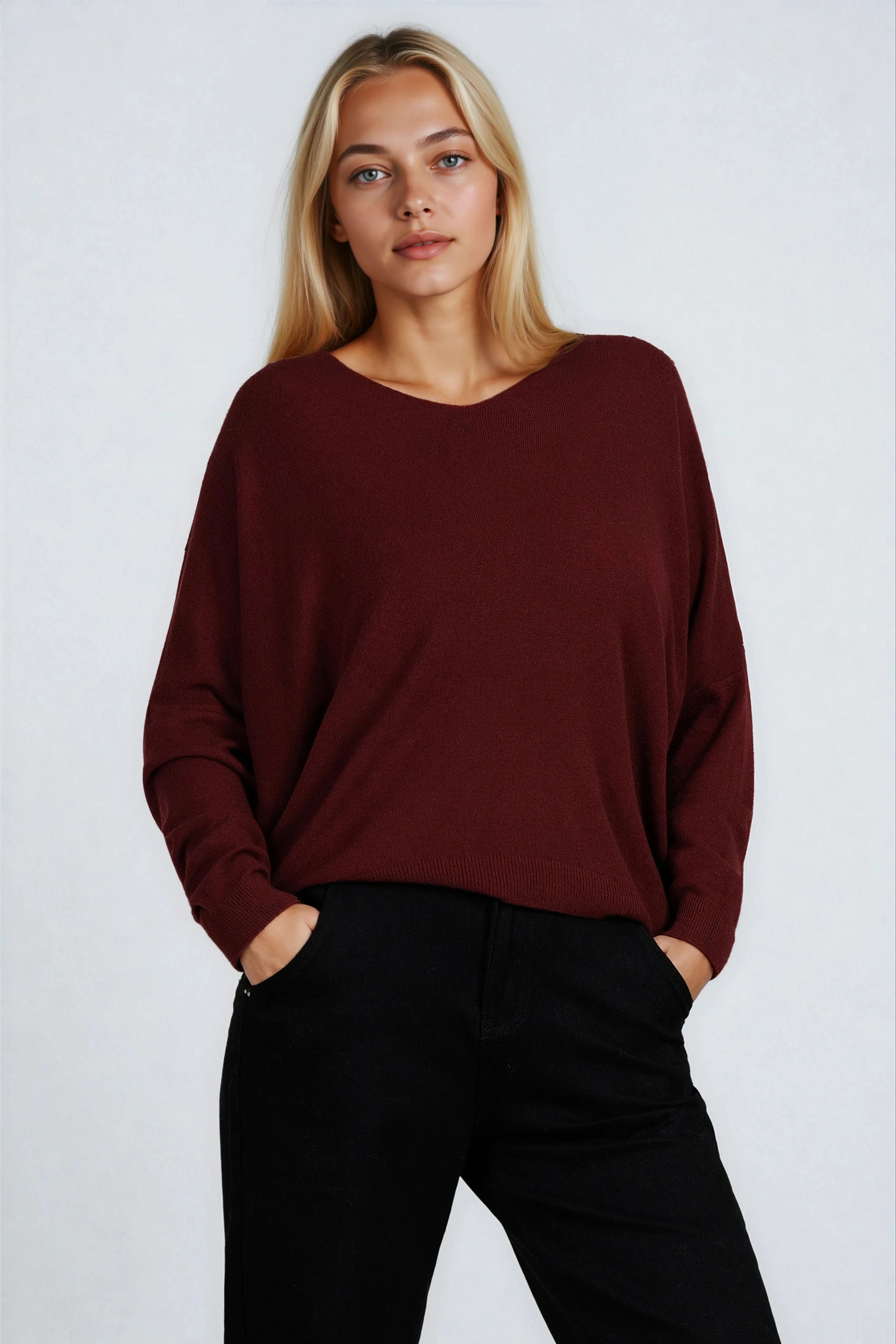 Дамски пуловер от фино плетиво в цвят бордо с остро деколте