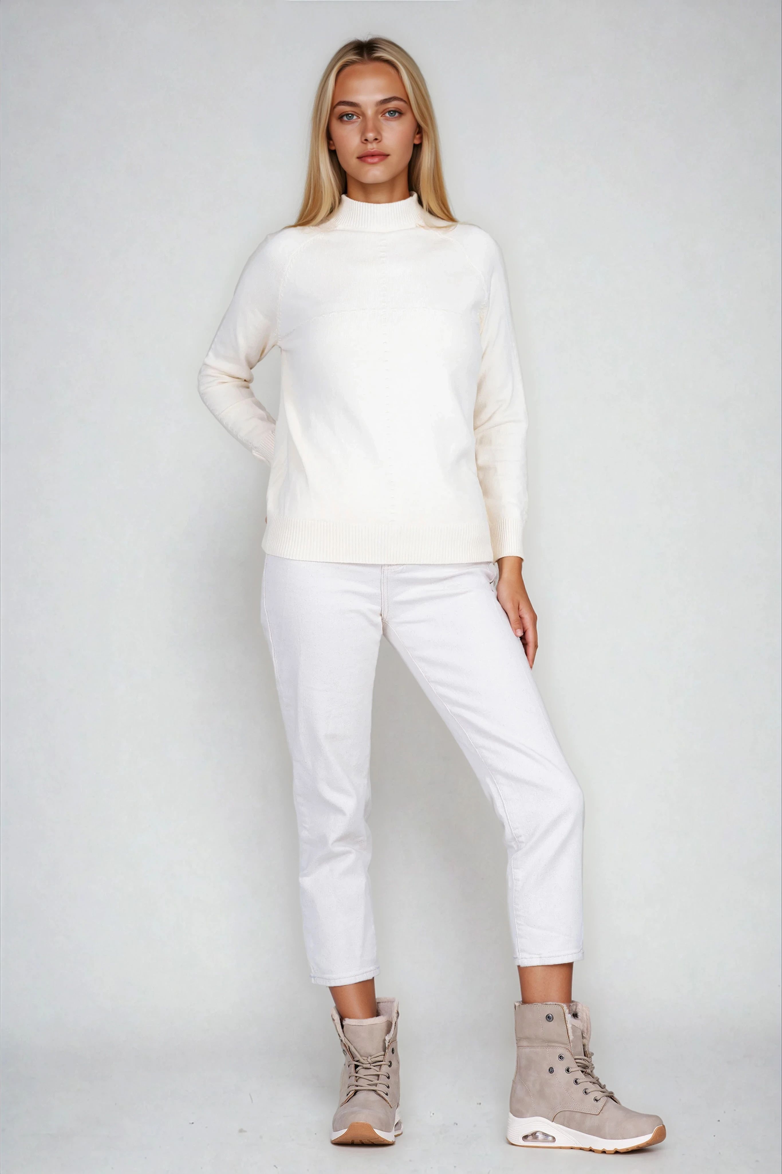 Дамски пуловер от фино плетиво в цвят екрю с полуполо