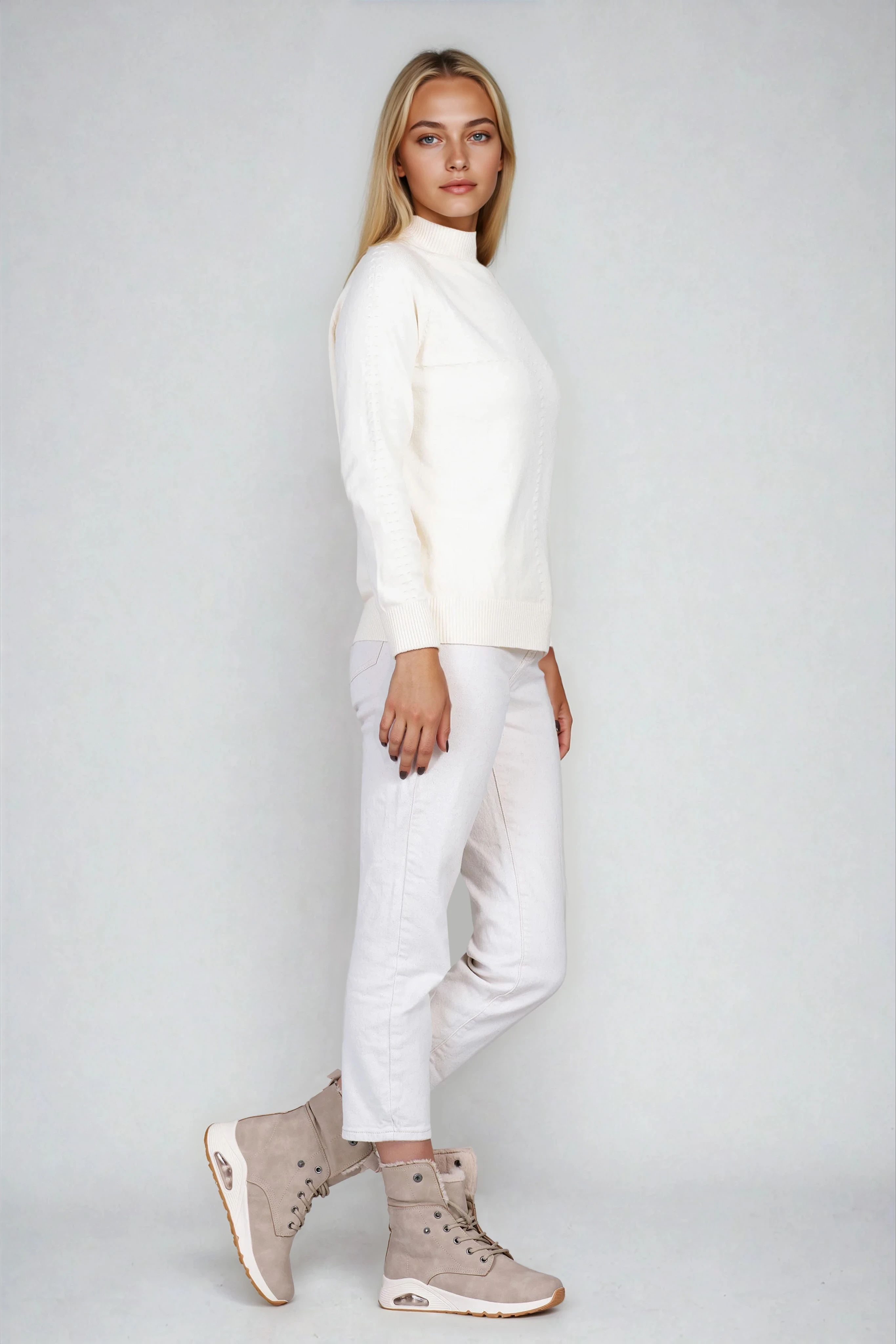 Дамски пуловер от фино плетиво в цвят екрю с полуполо