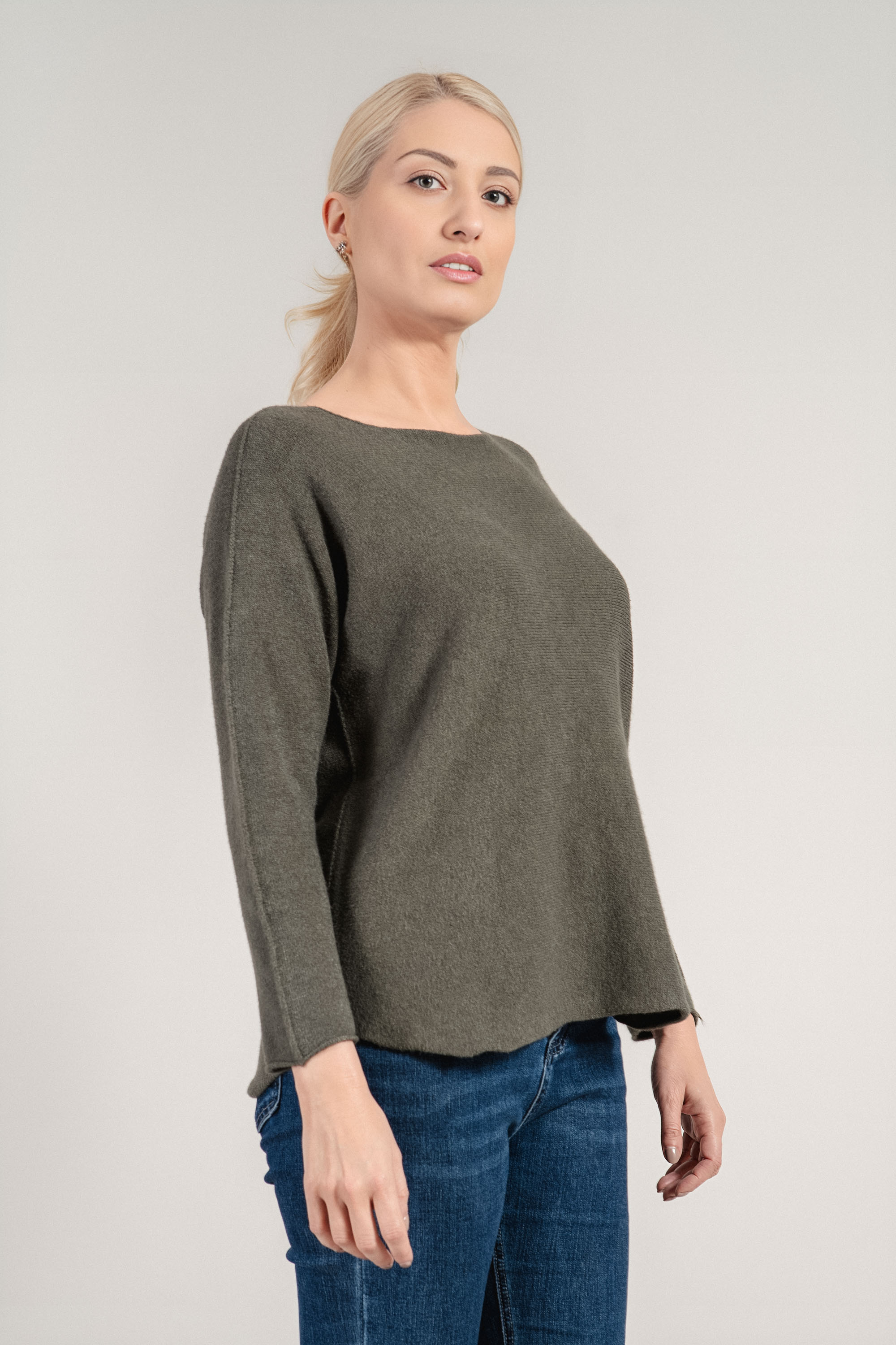 Дамски пуловер от фино плетиво в цвят милитъри