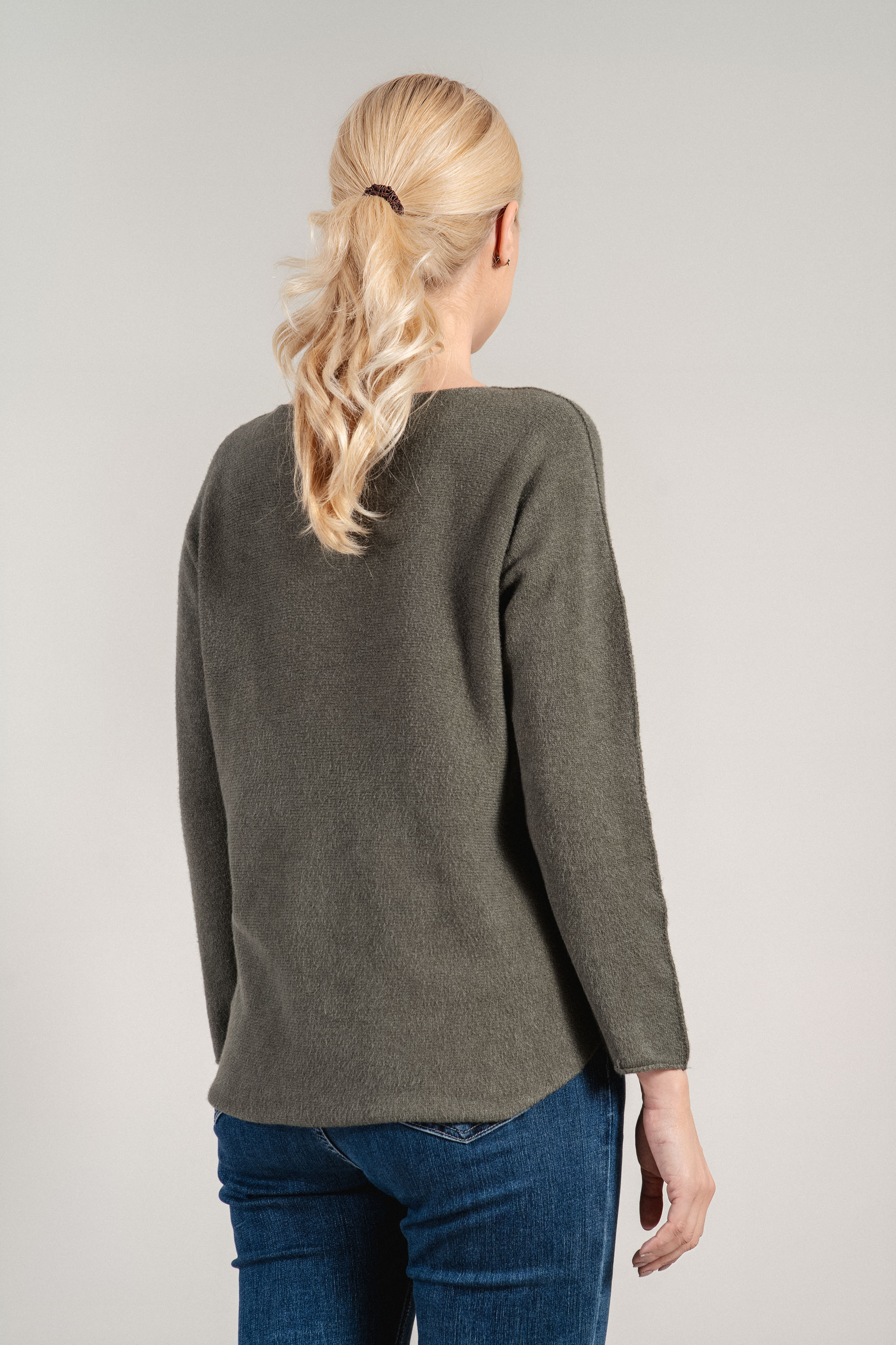 Дамски пуловер от фино плетиво в цвят милитъри