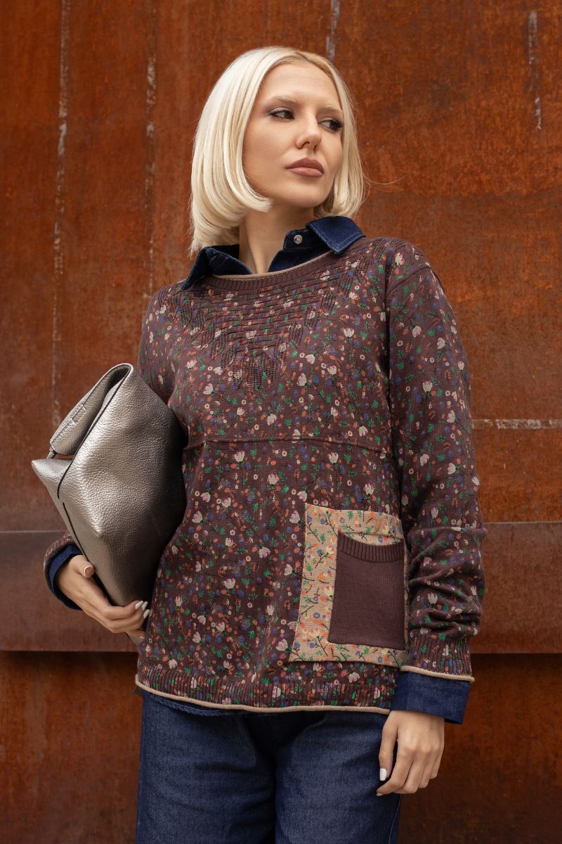 Дамски пуловер от фино плетиво в кафяво с флорален принт и джоб