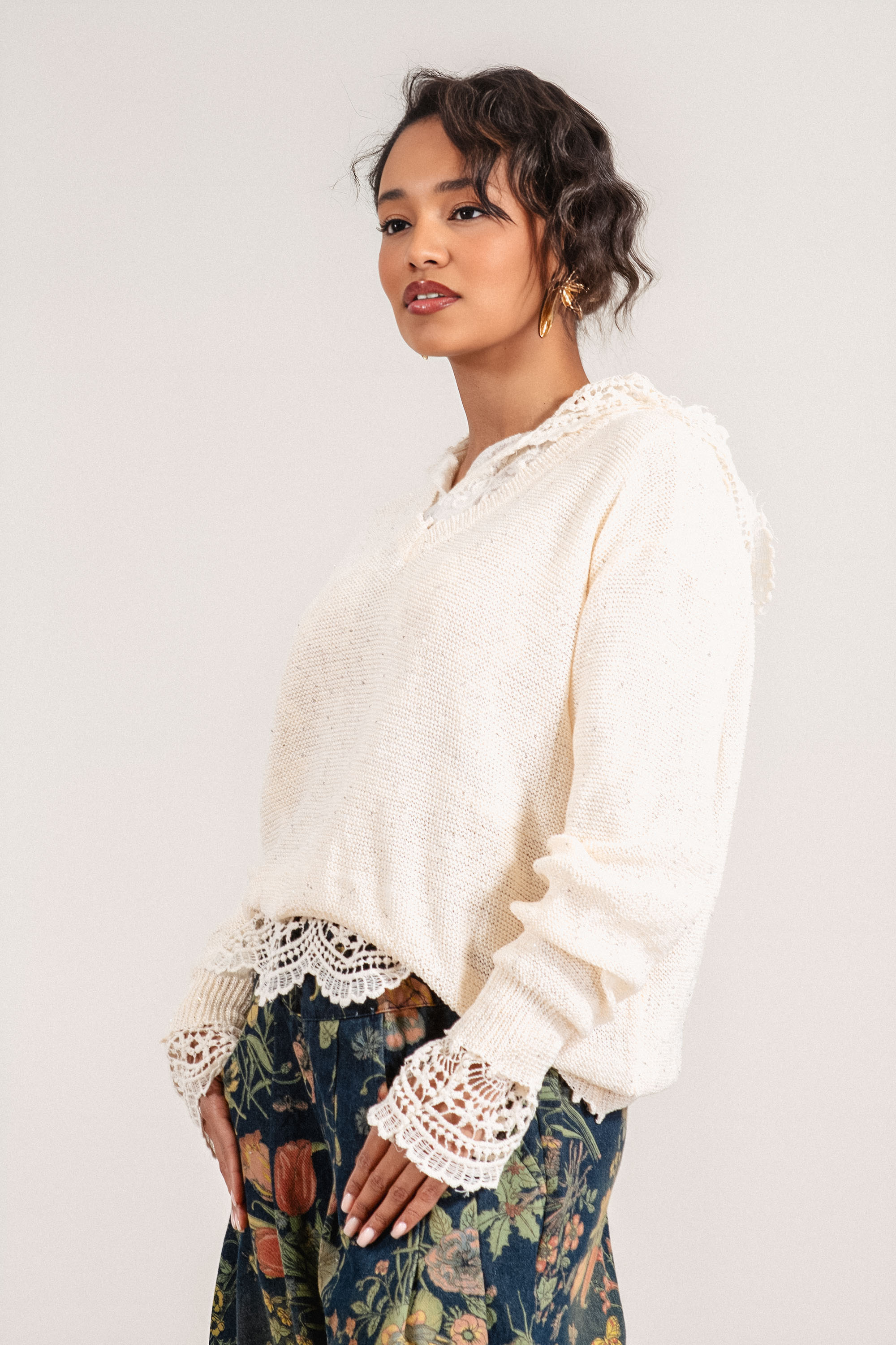 Дамски пуловер в цвят екрю със ситни пайети