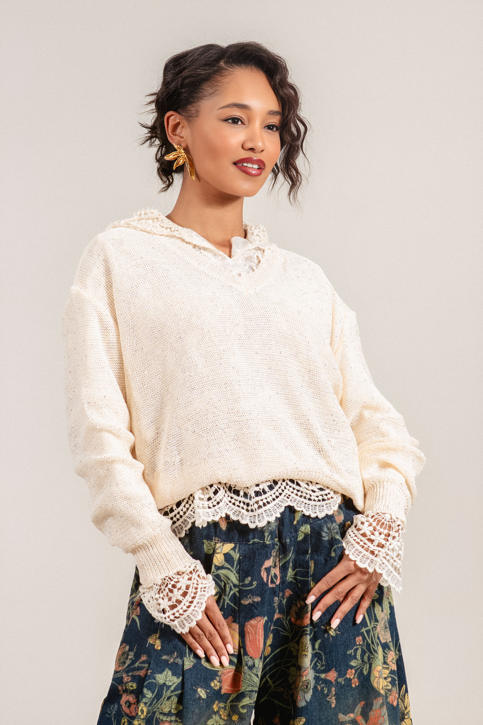 Дамски пуловер в цвят екрю със ситни пайети