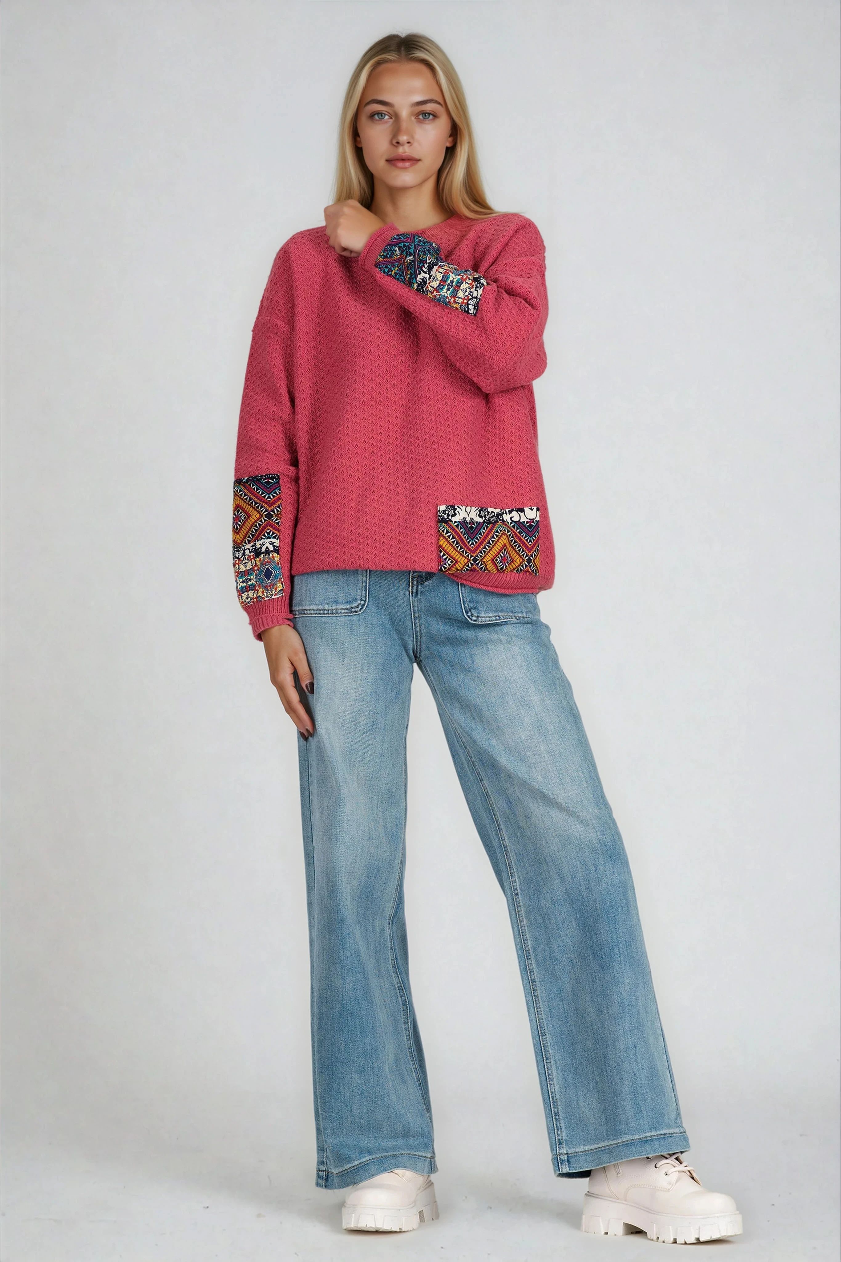 Дамски пуловер в розово от едро релефно плетиво с цветна апликация