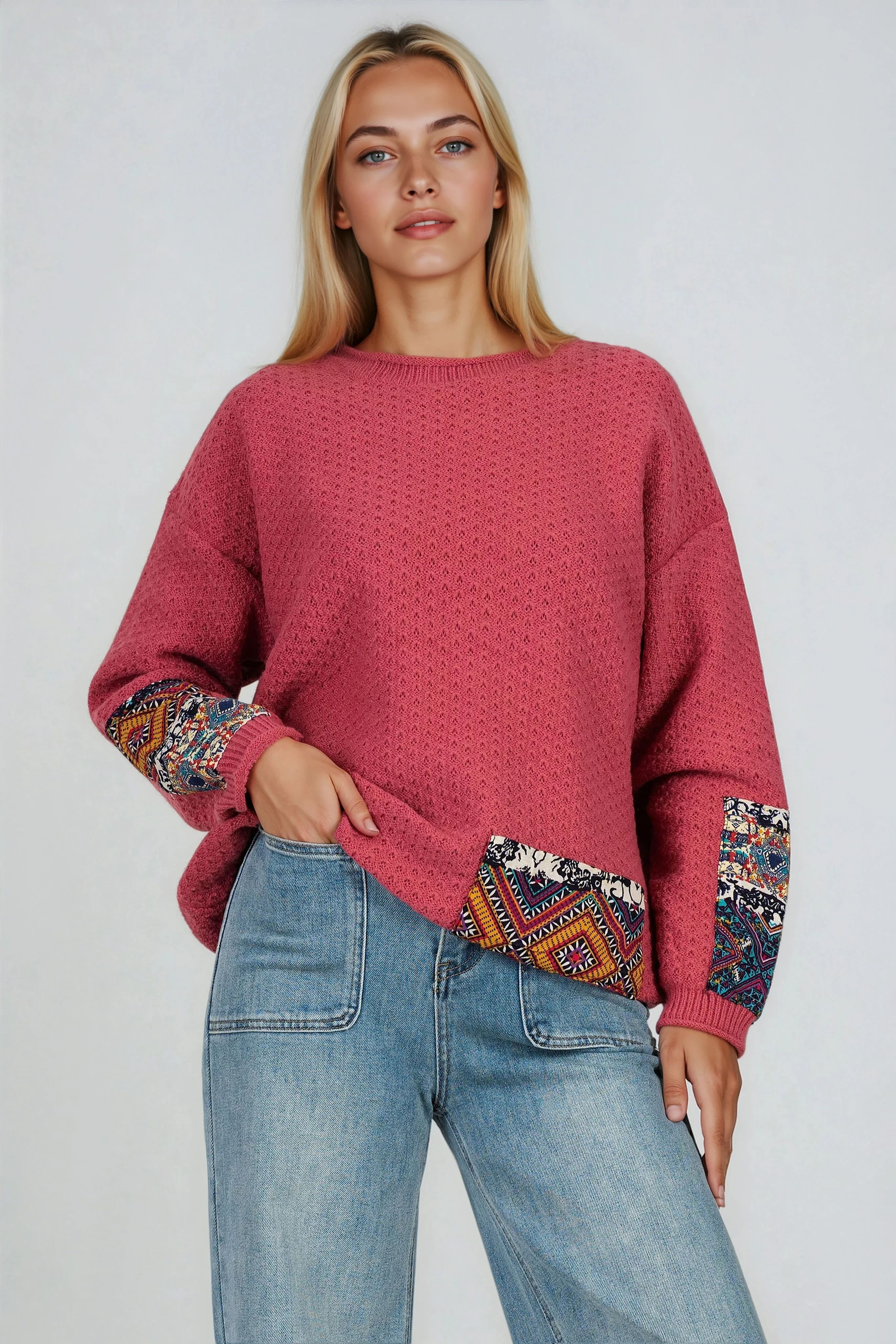 Дамски пуловер в розово от едро релефно плетиво с цветна апликация