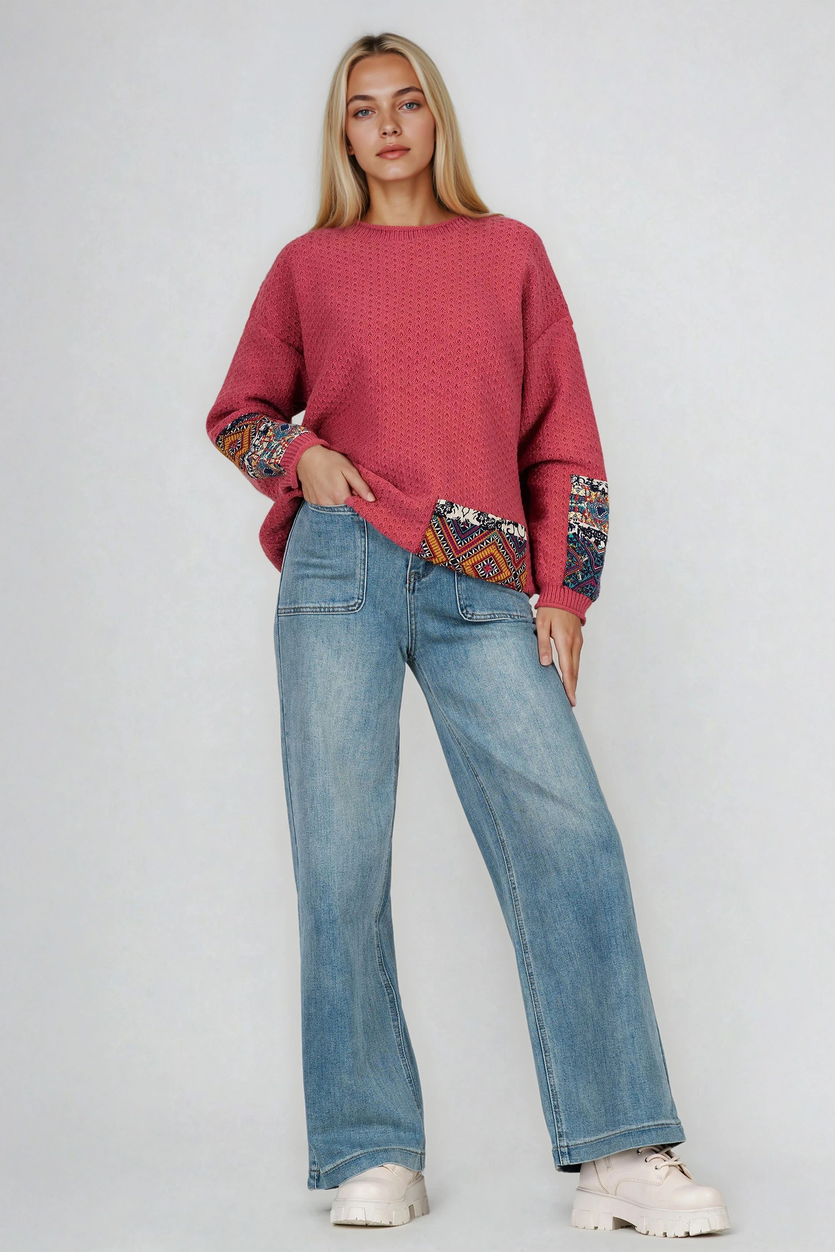 Дамски пуловер в розово от едро релефно плетиво с цветна апликация