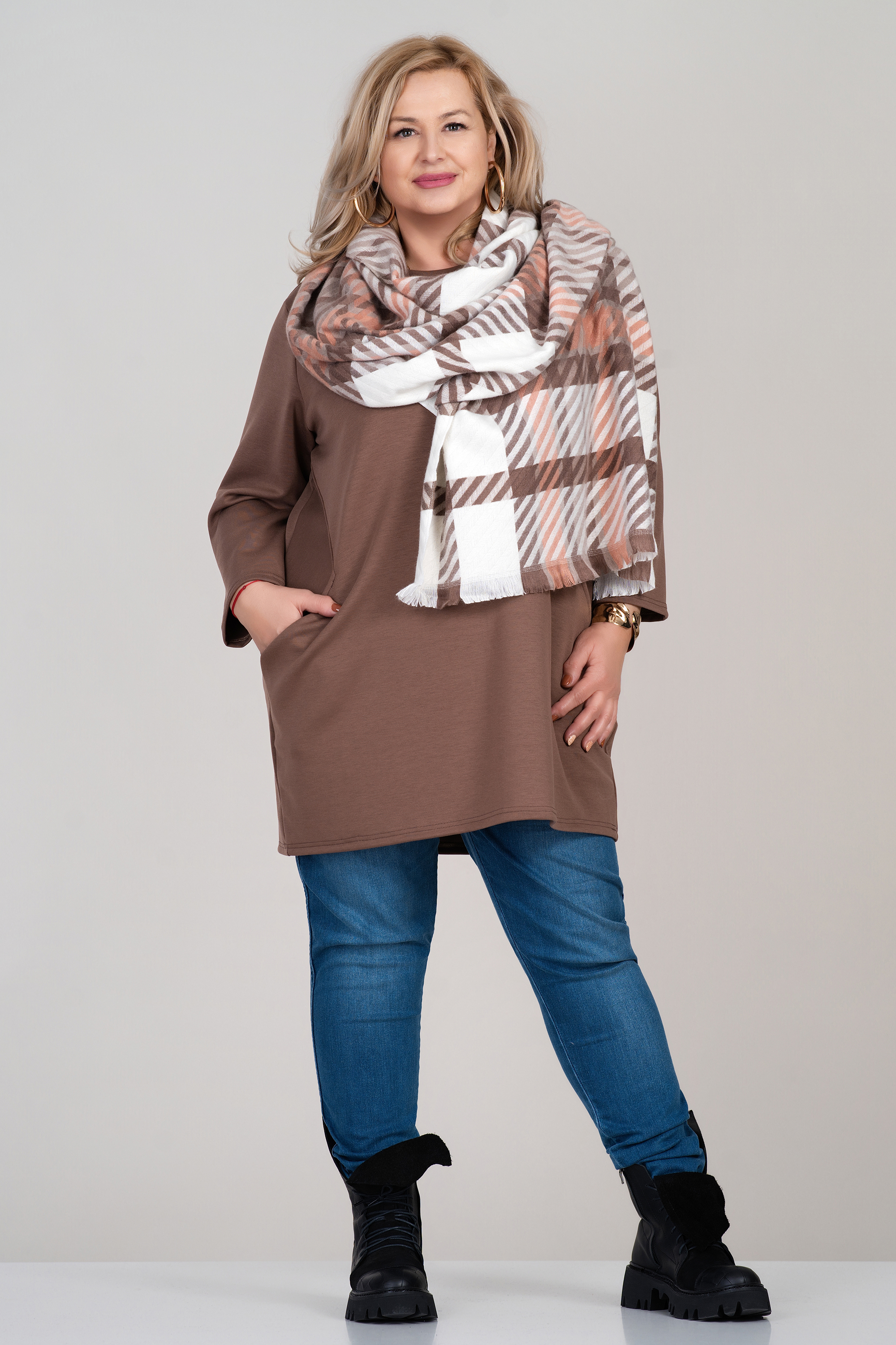 Дамски шал в цвят ванилия с кариран принт в бежово, кафяво и оранжево