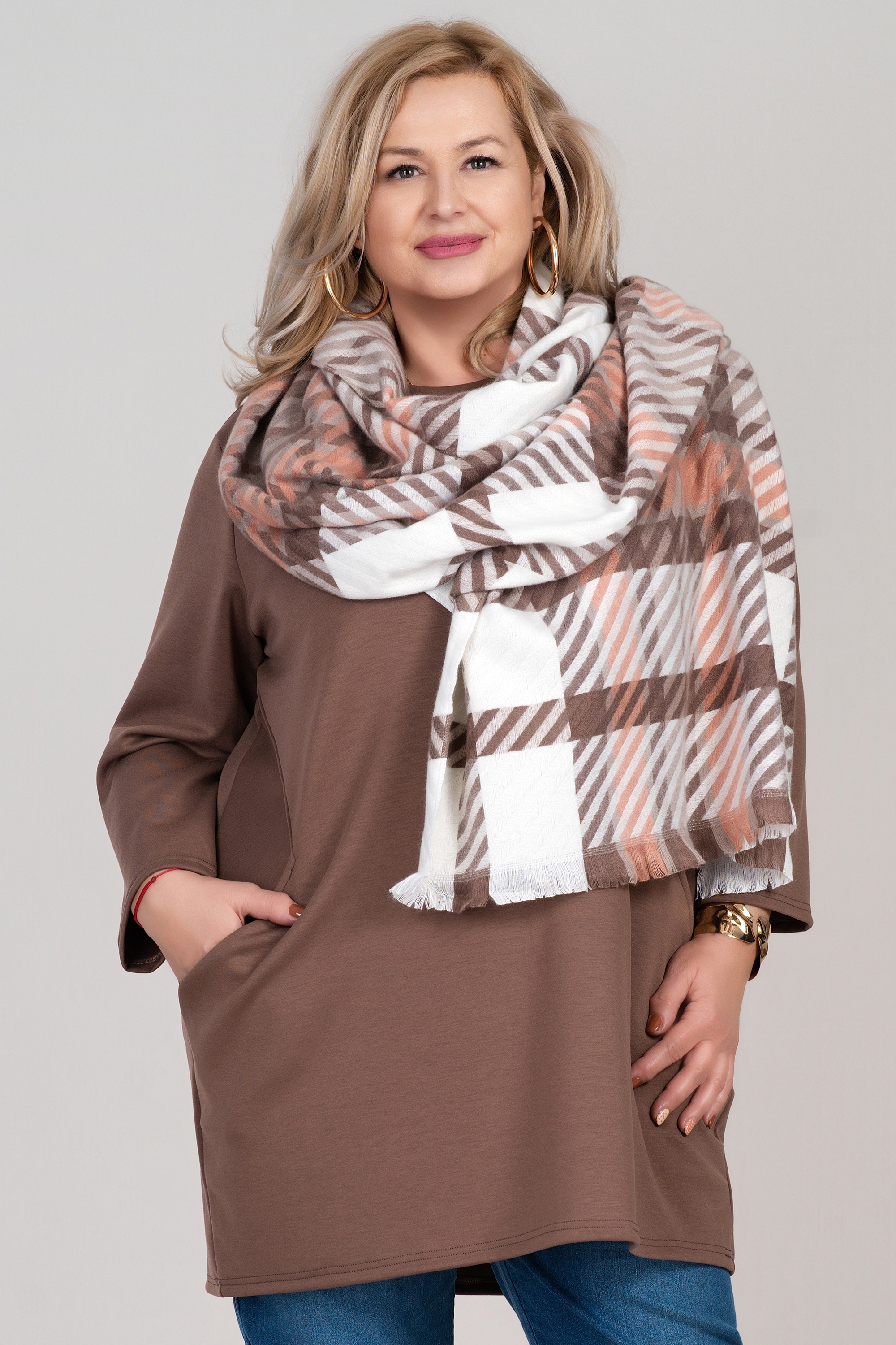 Дамски шал в цвят ванилия с кариран принт в бежово, кафяво и оранжево