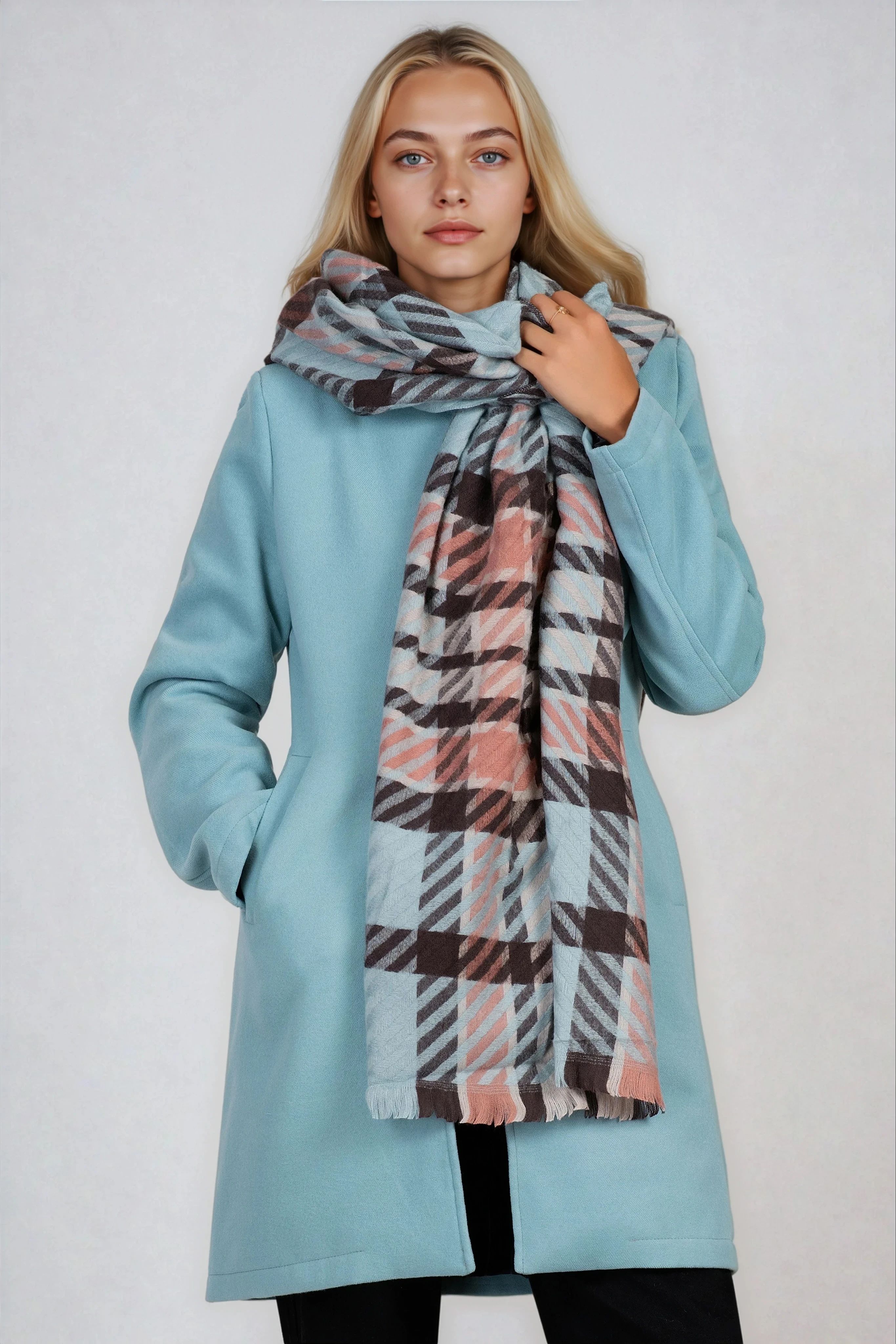 Дамски шал в синьо от мека материя с геометричен кафяв принт