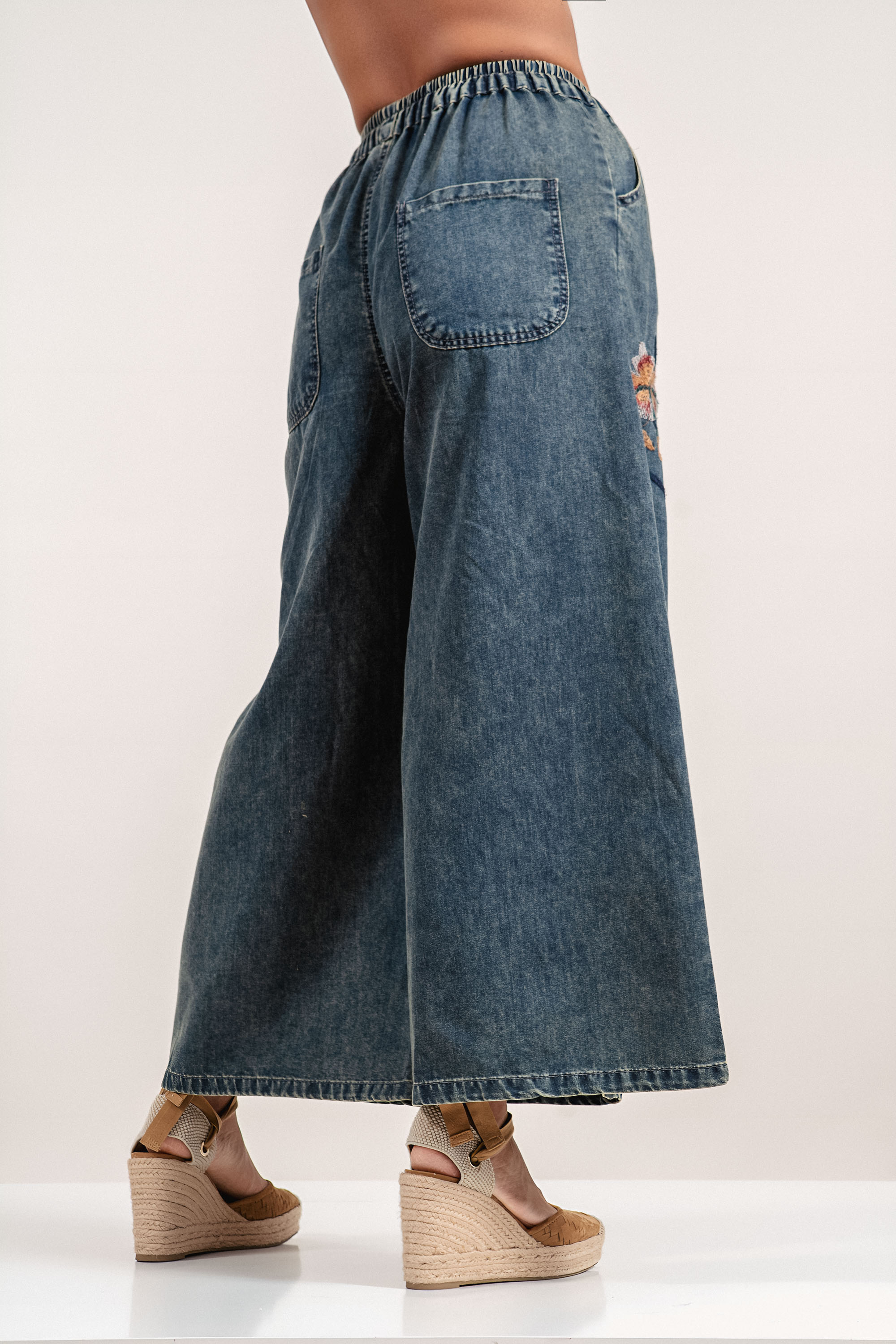 Дамски широки дънки с връзки на талията и бродирани цветя