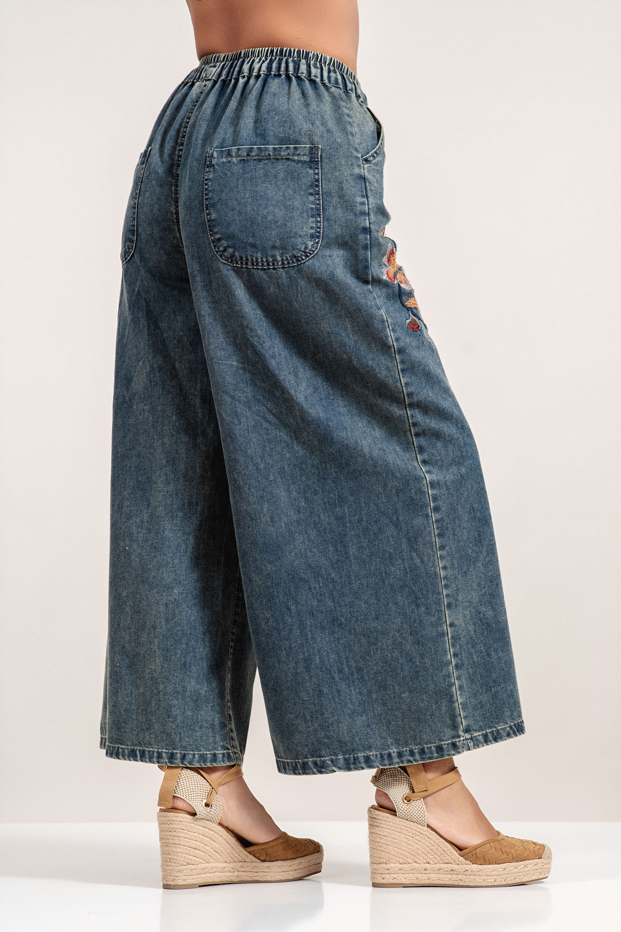 Дамски широки дънки с връзки на талията и бродирани цветя