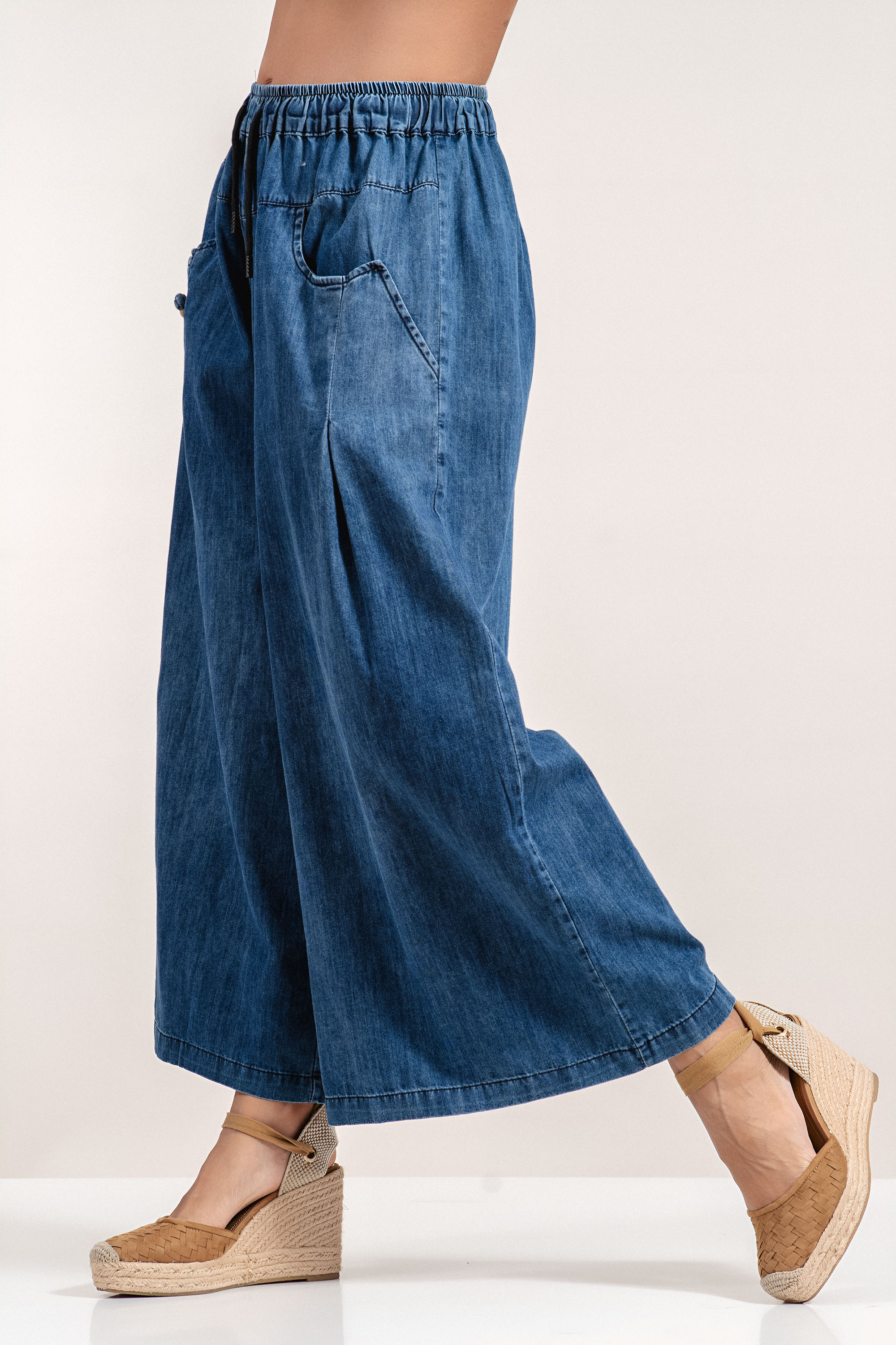 Дамски широки дънки в син деним с еластична талия и декоративни детайли