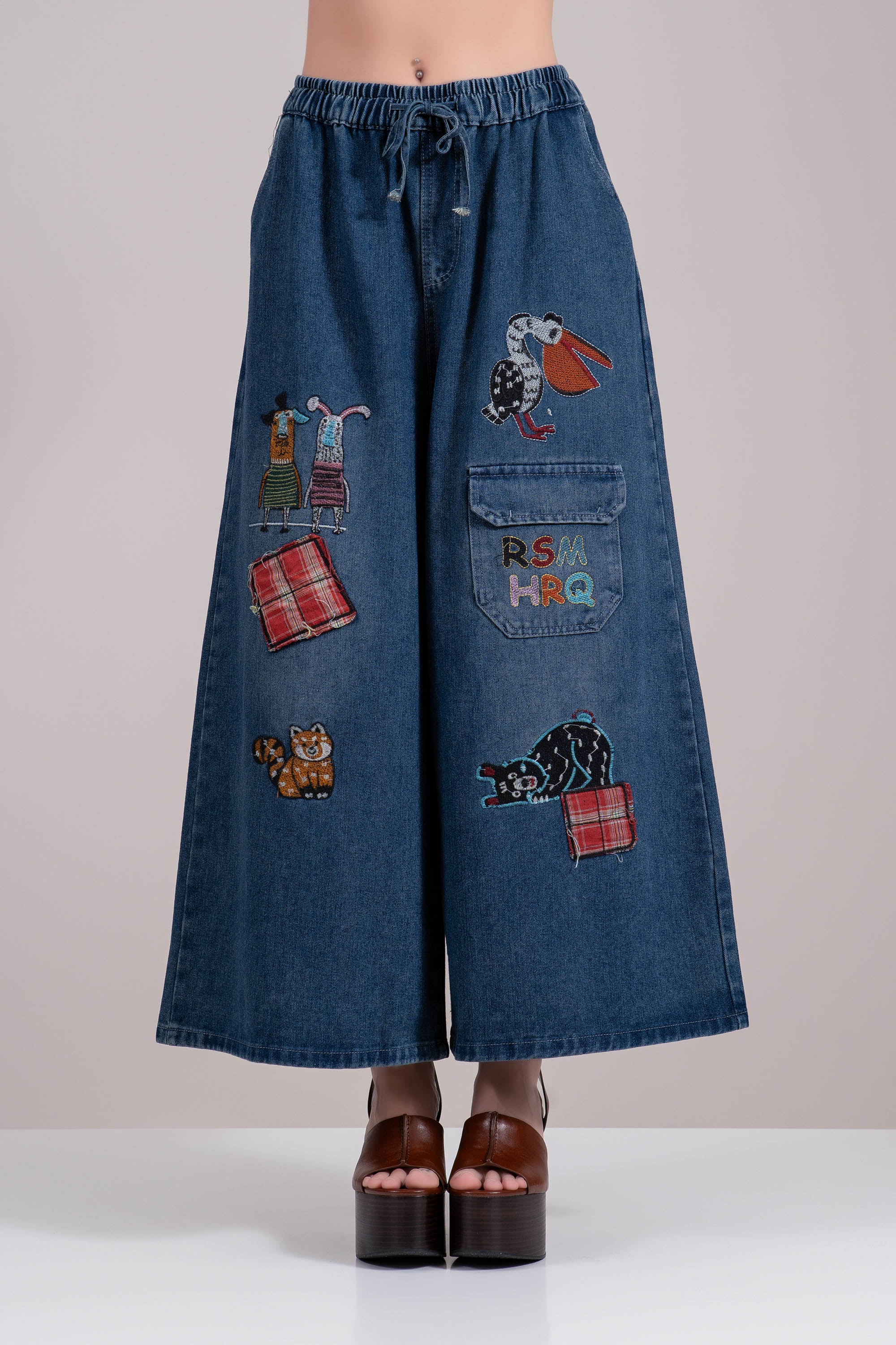 Дамски широки дънки в синьо с бродирани животни и ластична талия с връзки