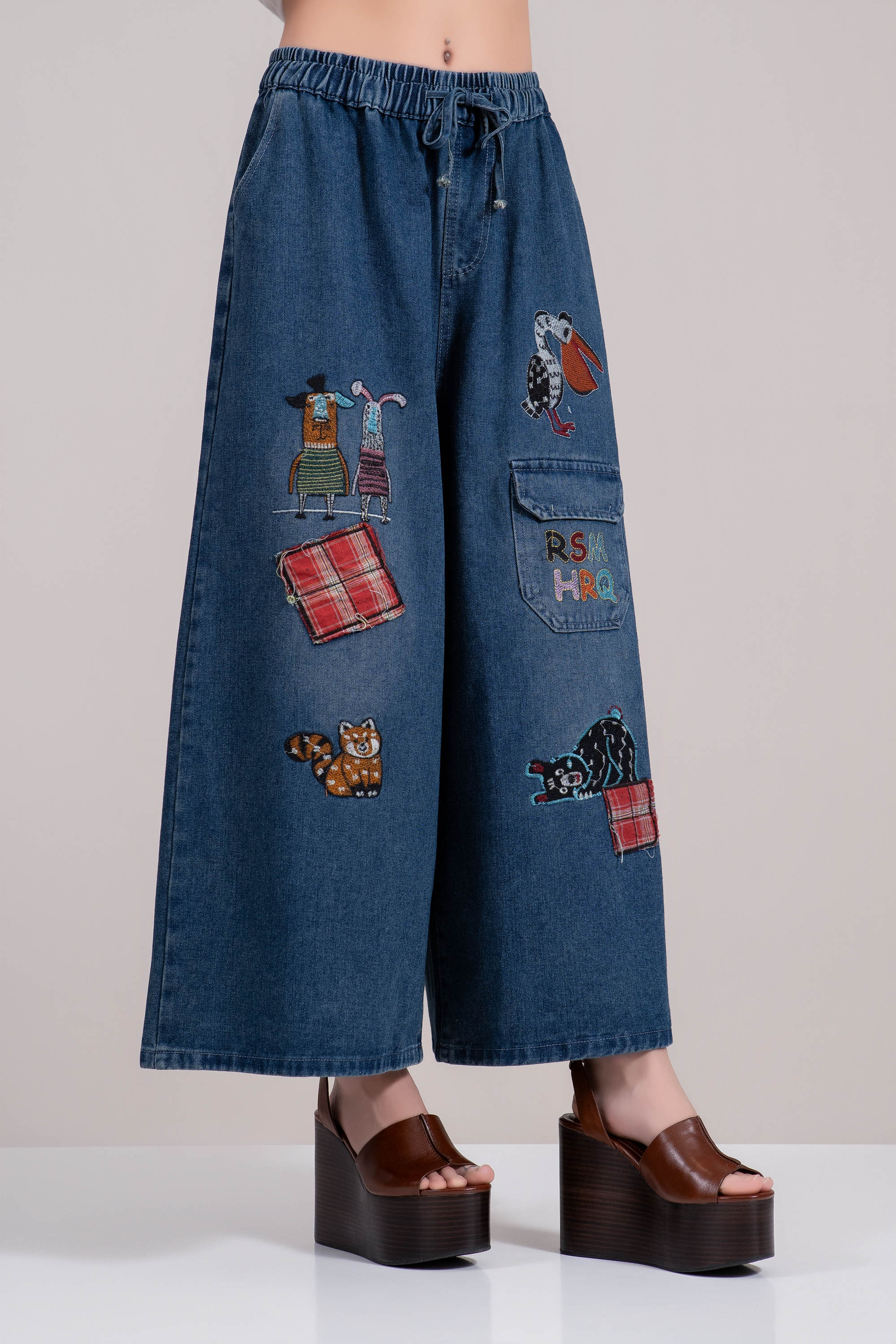 Дамски широки дънки в синьо с бродирани животни и ластична талия с връзки