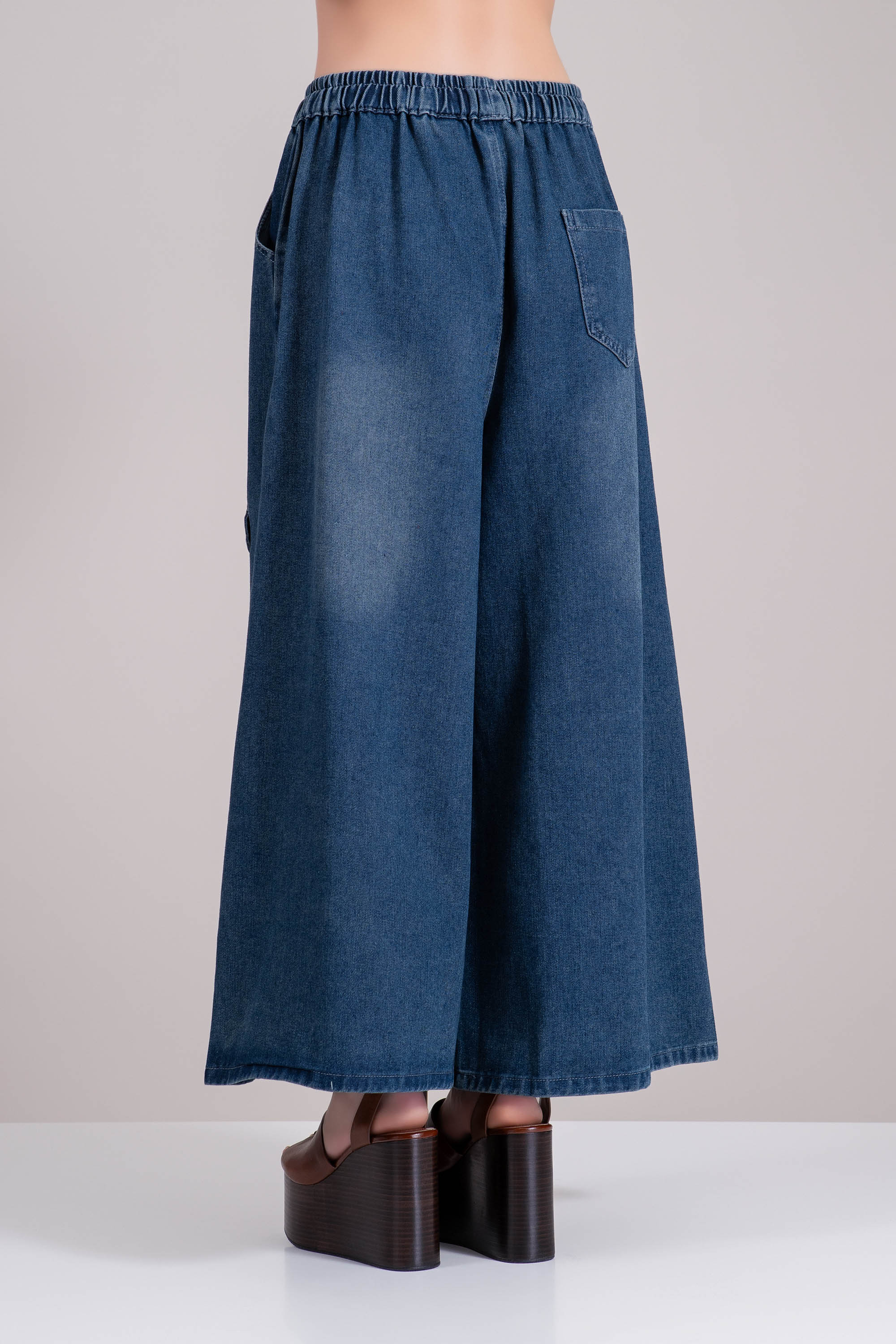 Дамски широки дънки в синьо с бродирани животни и ластична талия с връзки