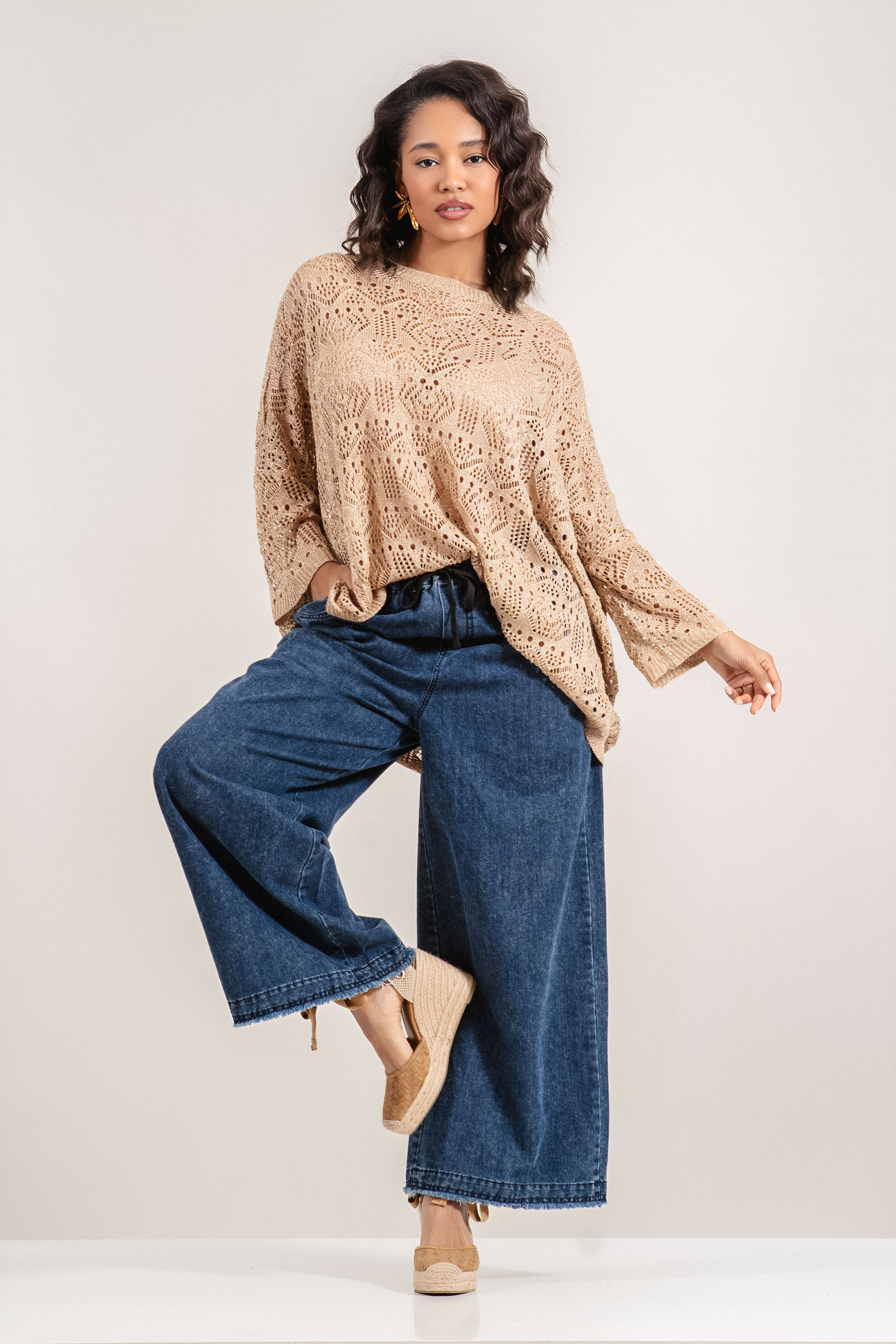 Дамски широки дънки в синьо с ластик в талията и накъсвания в края