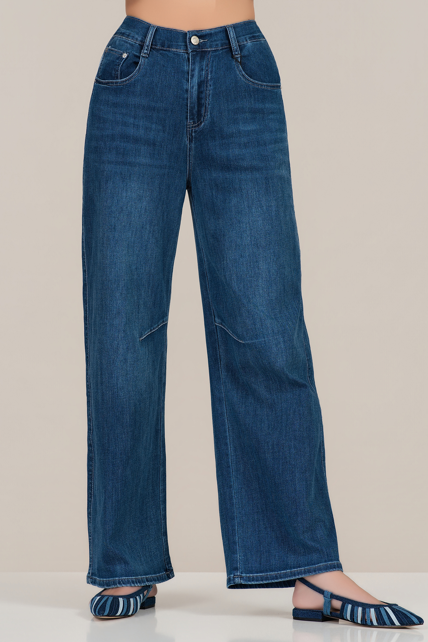 Дамски сини дънки с прав силует и комфортна еластичност