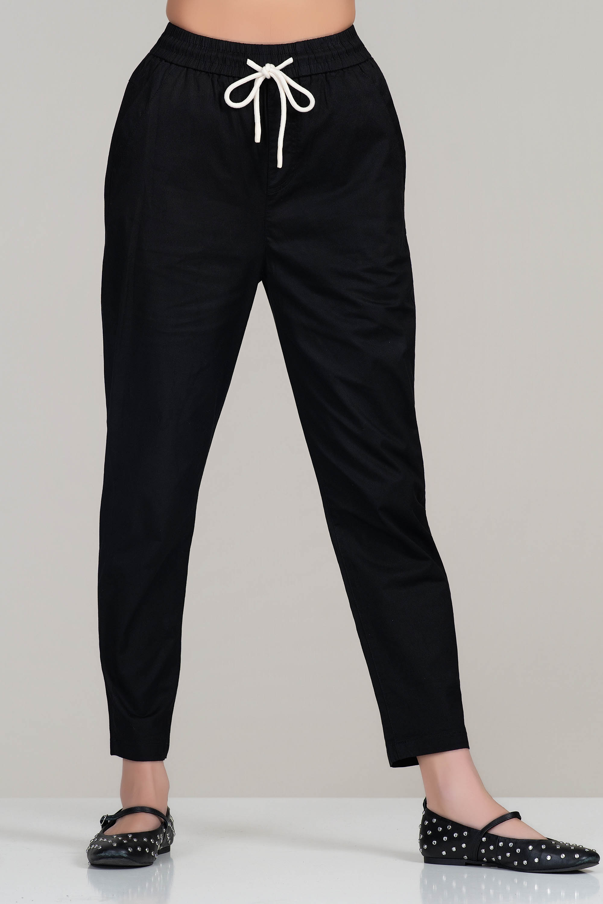 Дамски спортно-елегантен панталон от памук в черно с ластик и връзка в талията