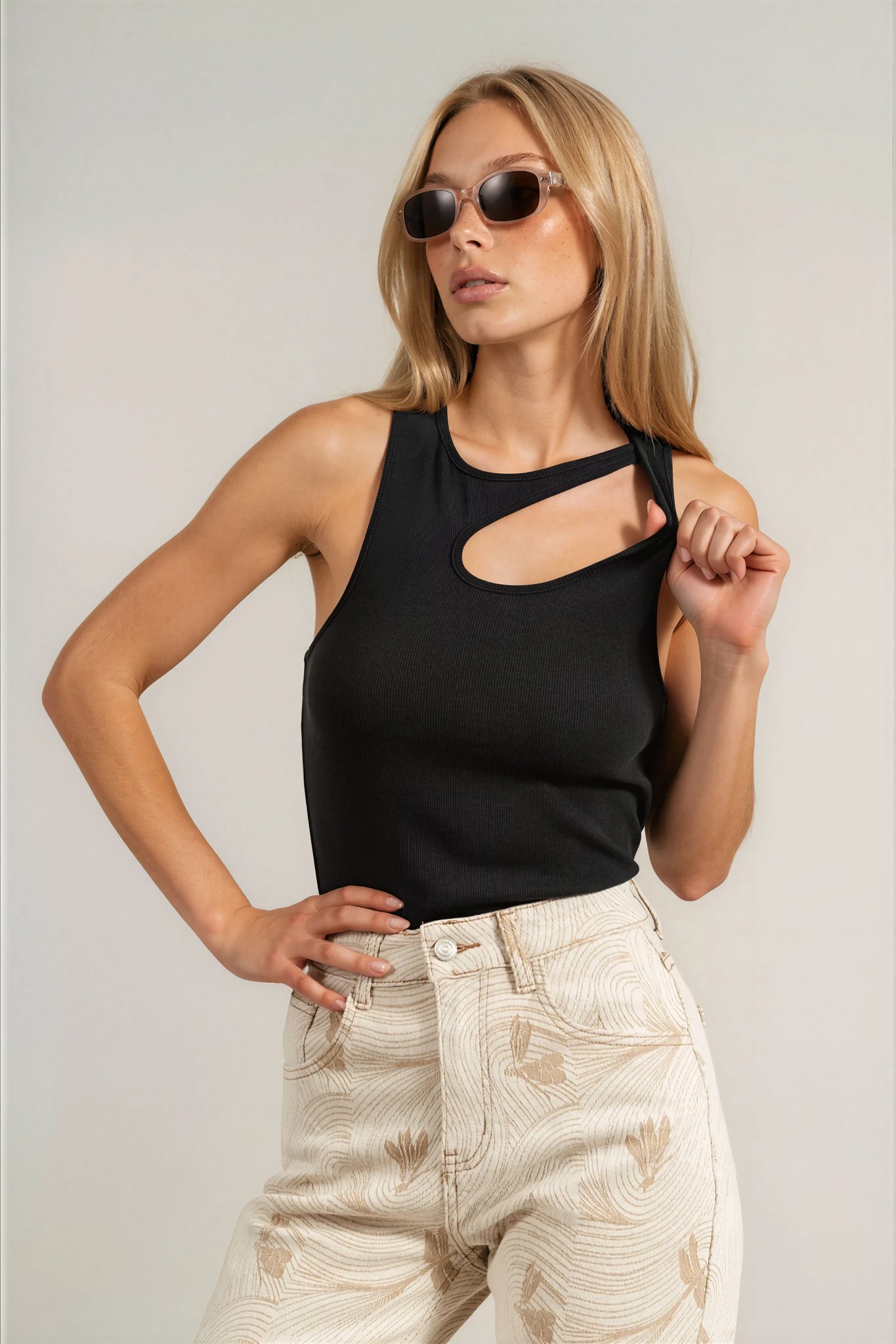 Дамски топ ''Dragonfly'' от органичен памук в черно с изрязано деколте