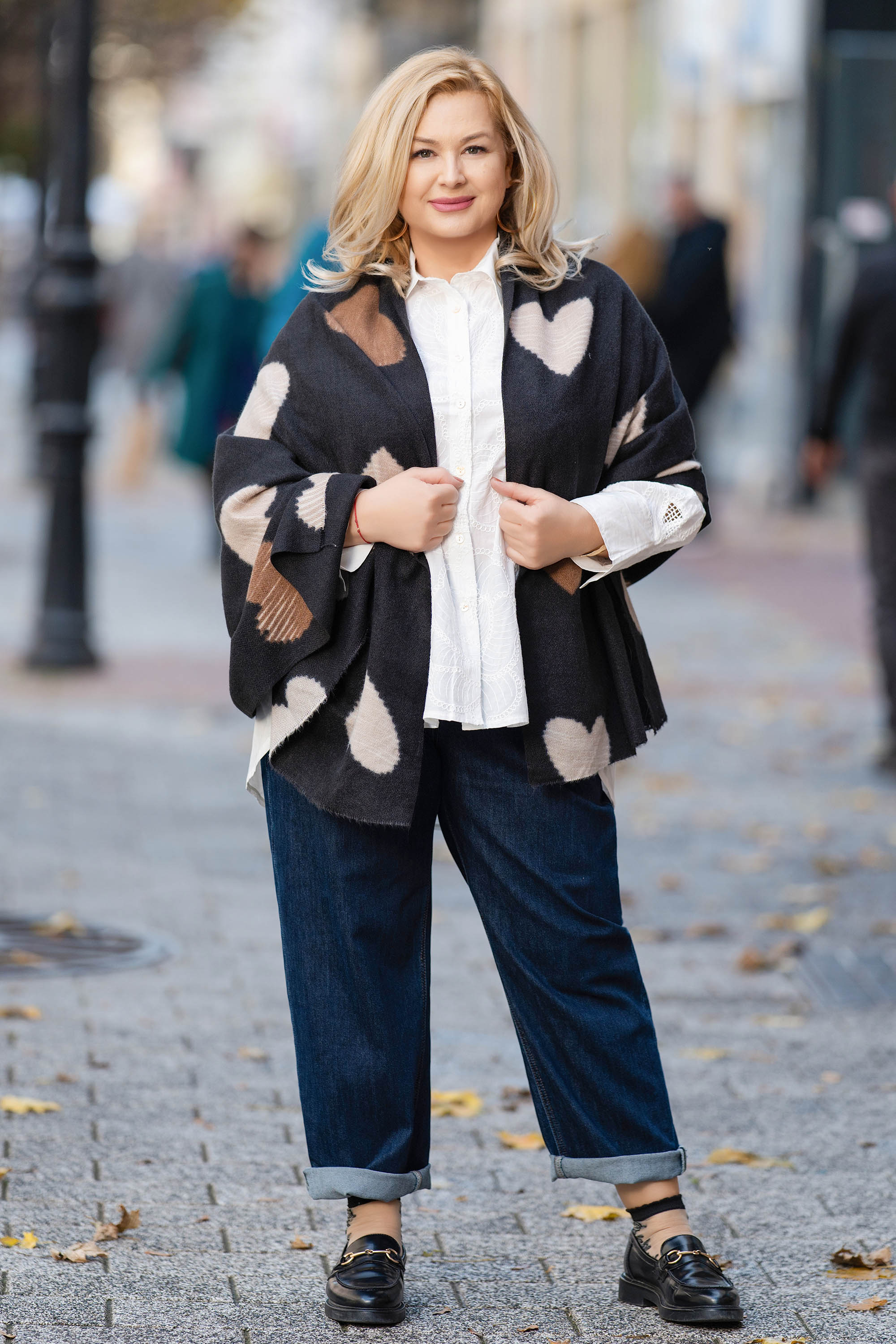 Дамски топъл шал в черно с принт сърца