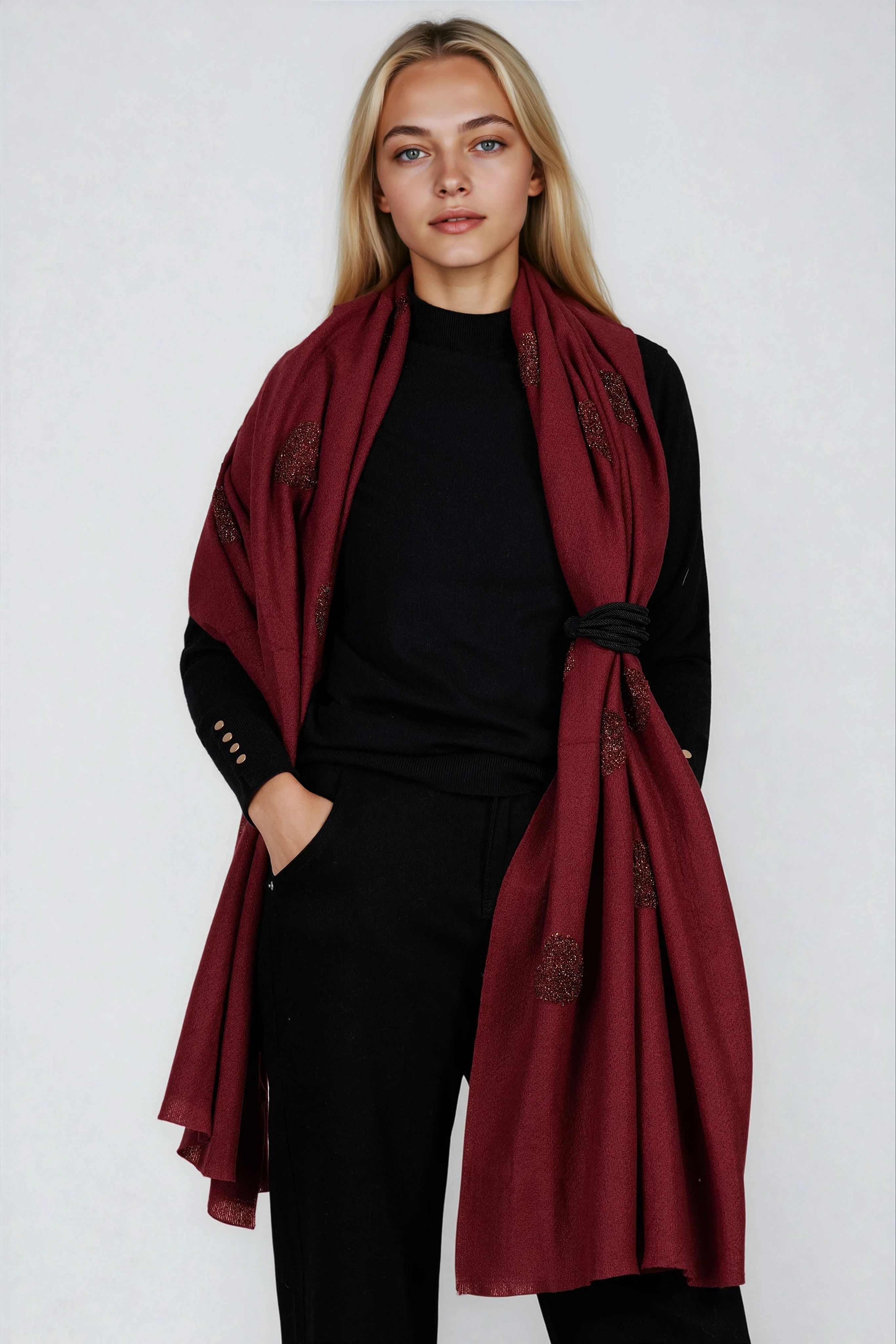 Дамски топъл шал в цвят бордо с лъскави сърца