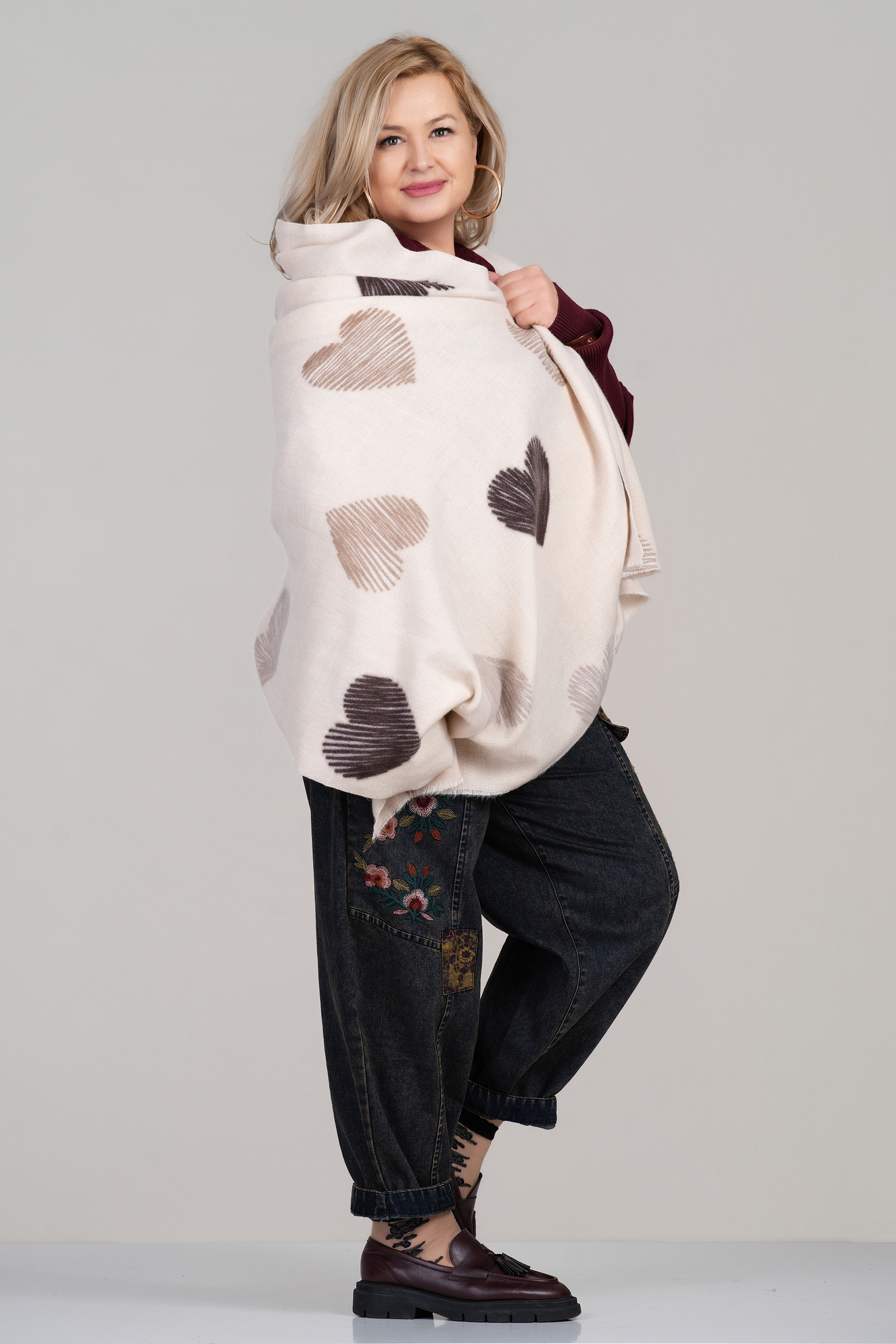 Дамски топъл шал в светлобежово с принт сърца