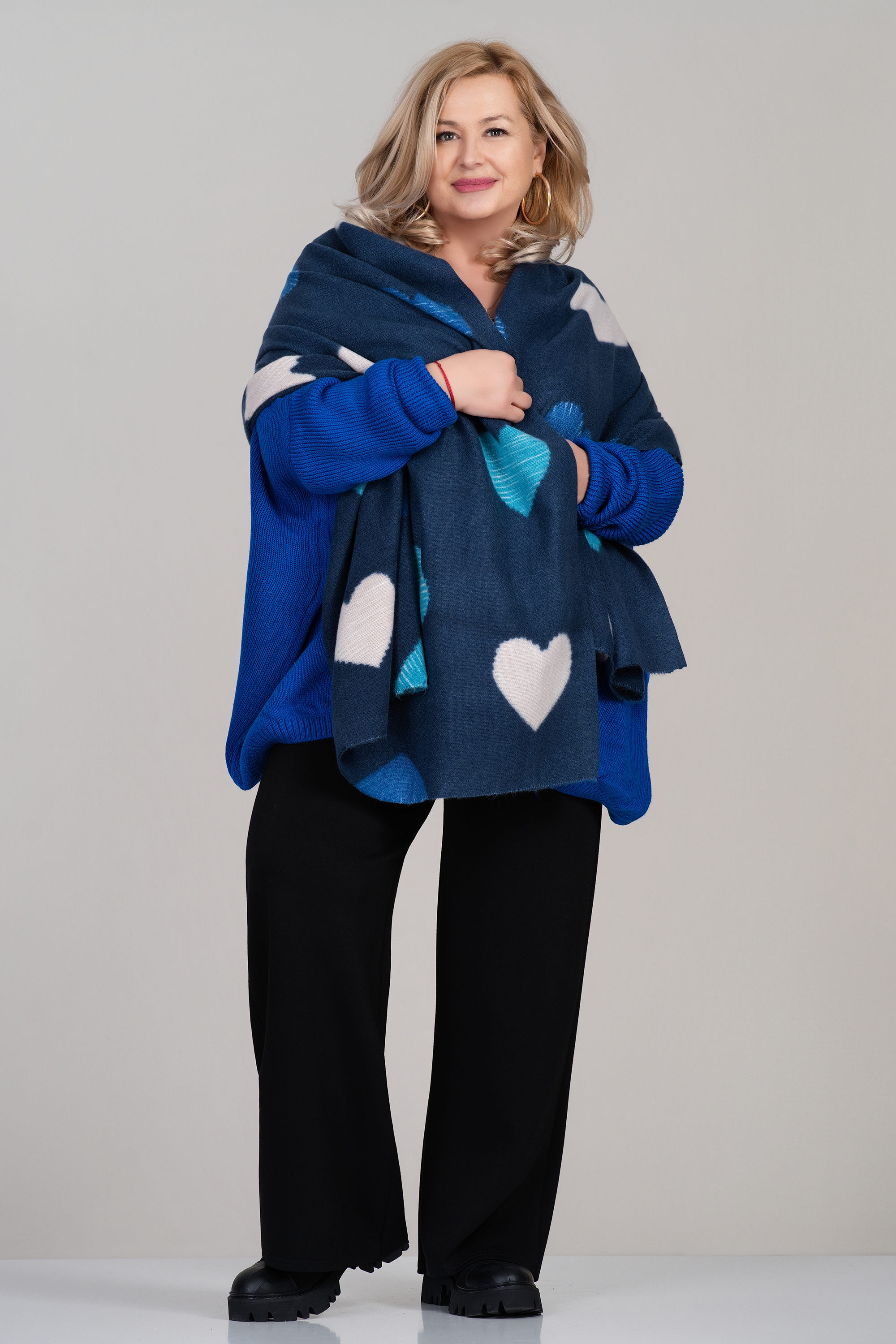 Дамски топъл шал в тъмносиньо с принт сърца