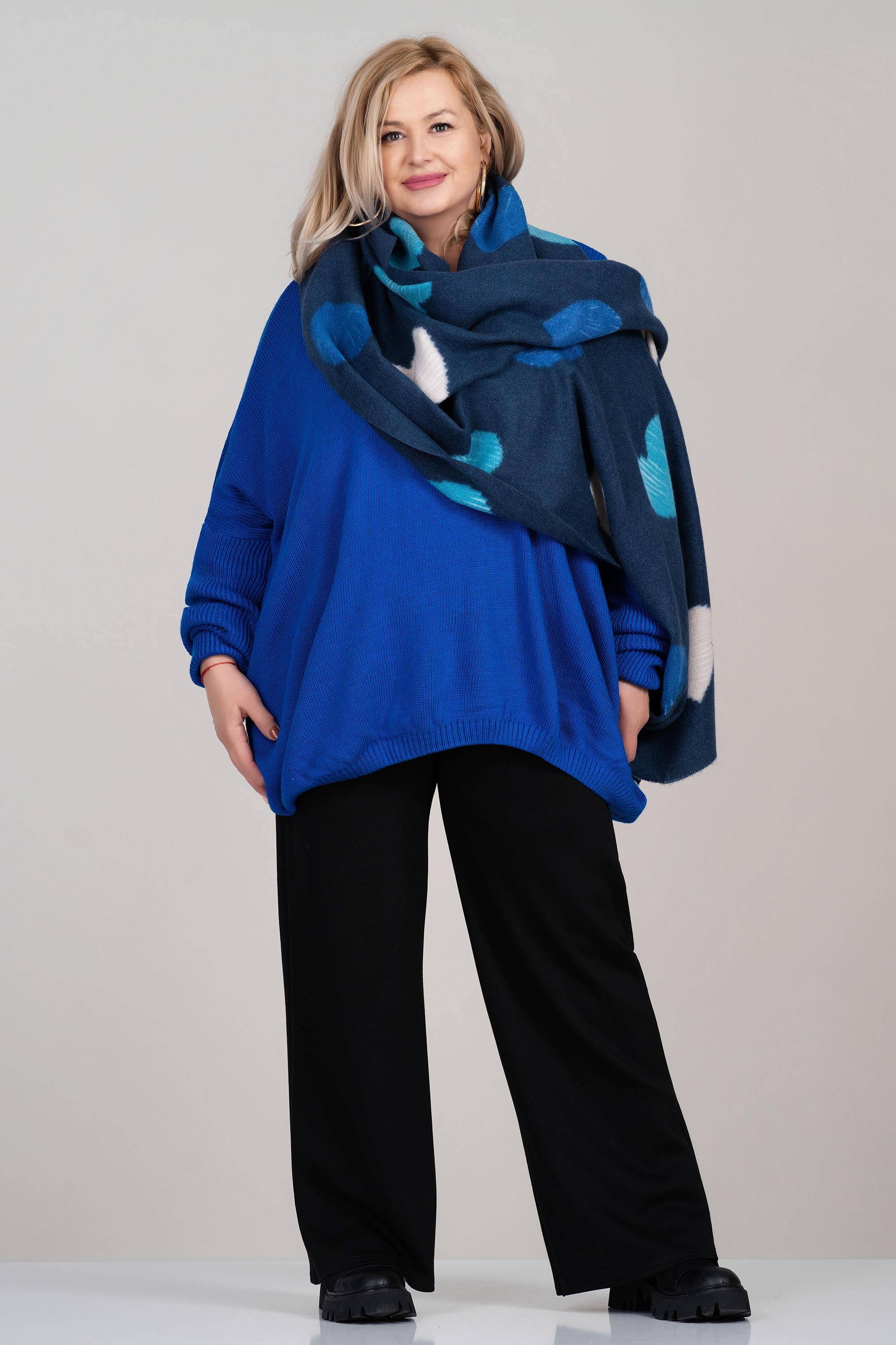 Дамски топъл шал в тъмносиньо с принт сърца