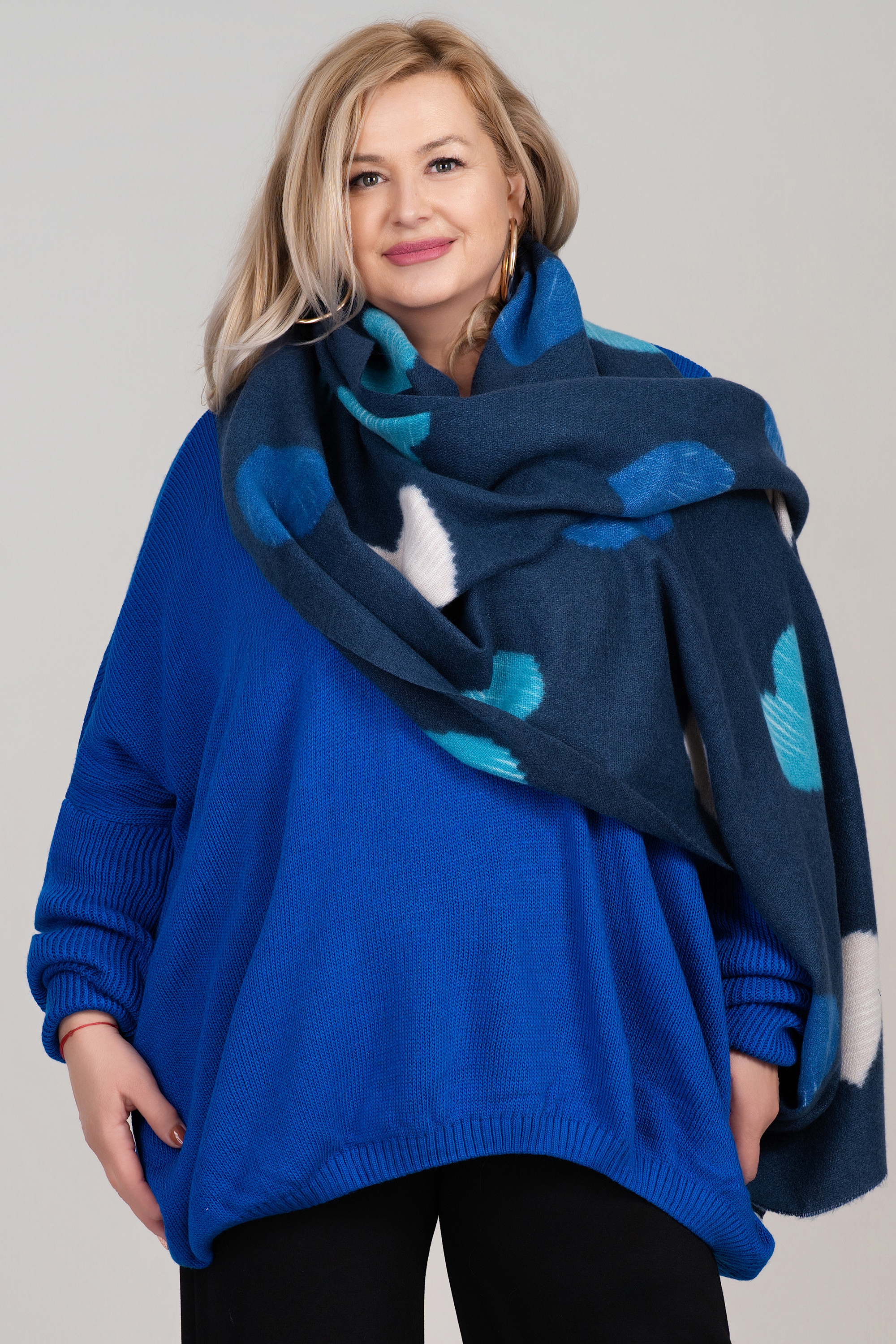 Дамски топъл шал в тъмносиньо с принт сърца