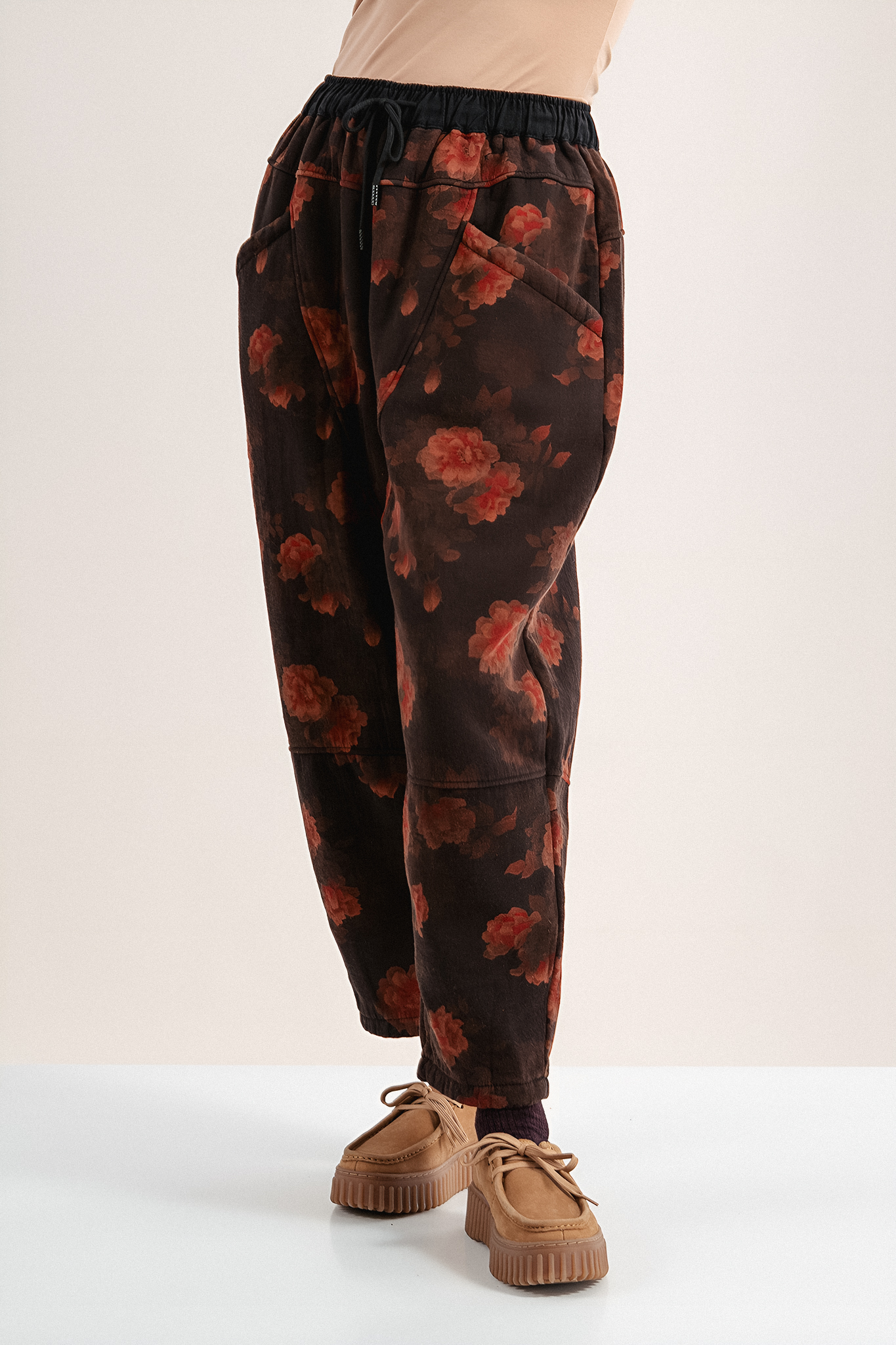 Дамски ватиран панталон в кафяво с широка кройка и флорален принт