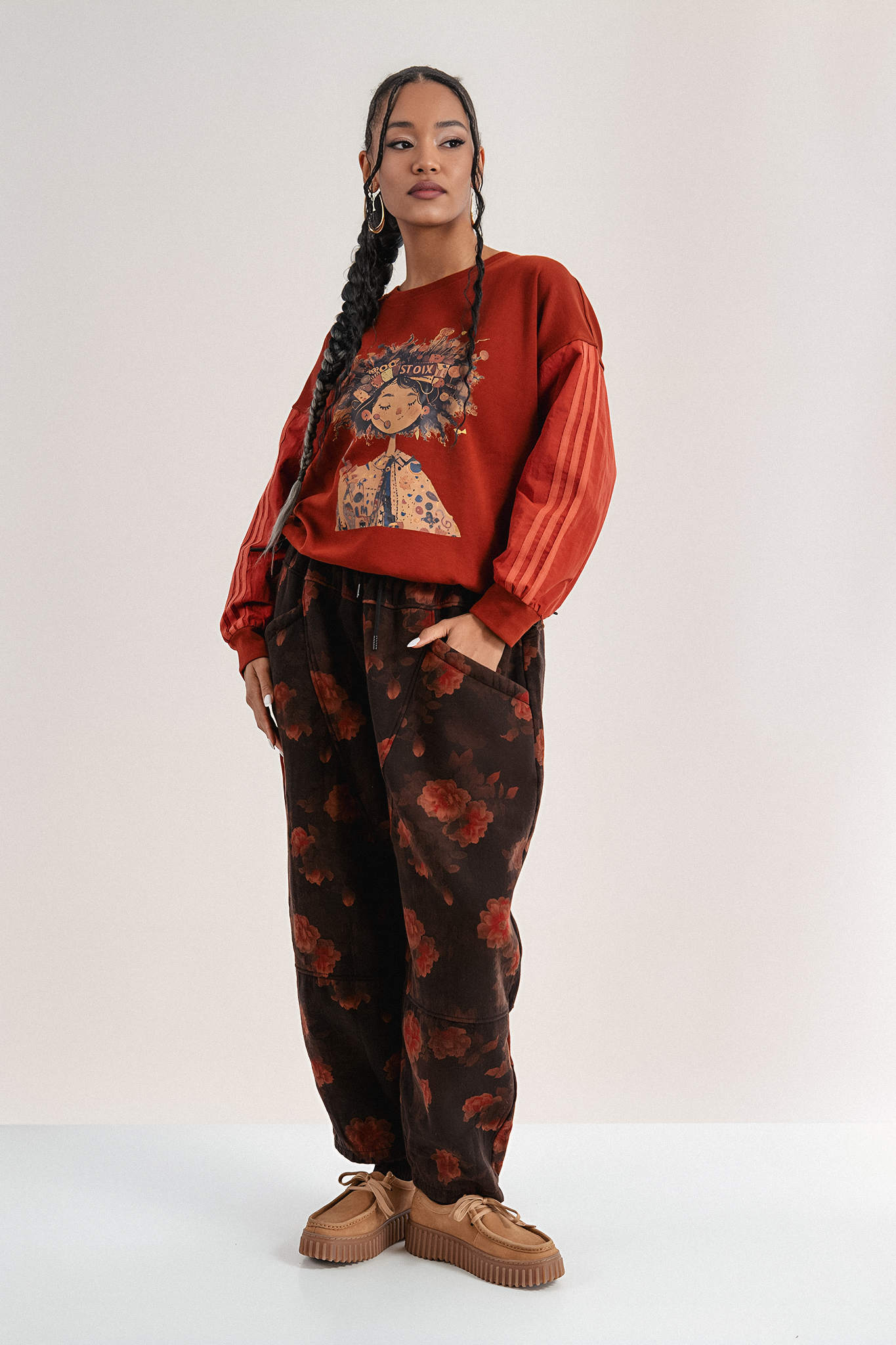 Дамски ватиран панталон в кафяво с широка кройка и флорален принт