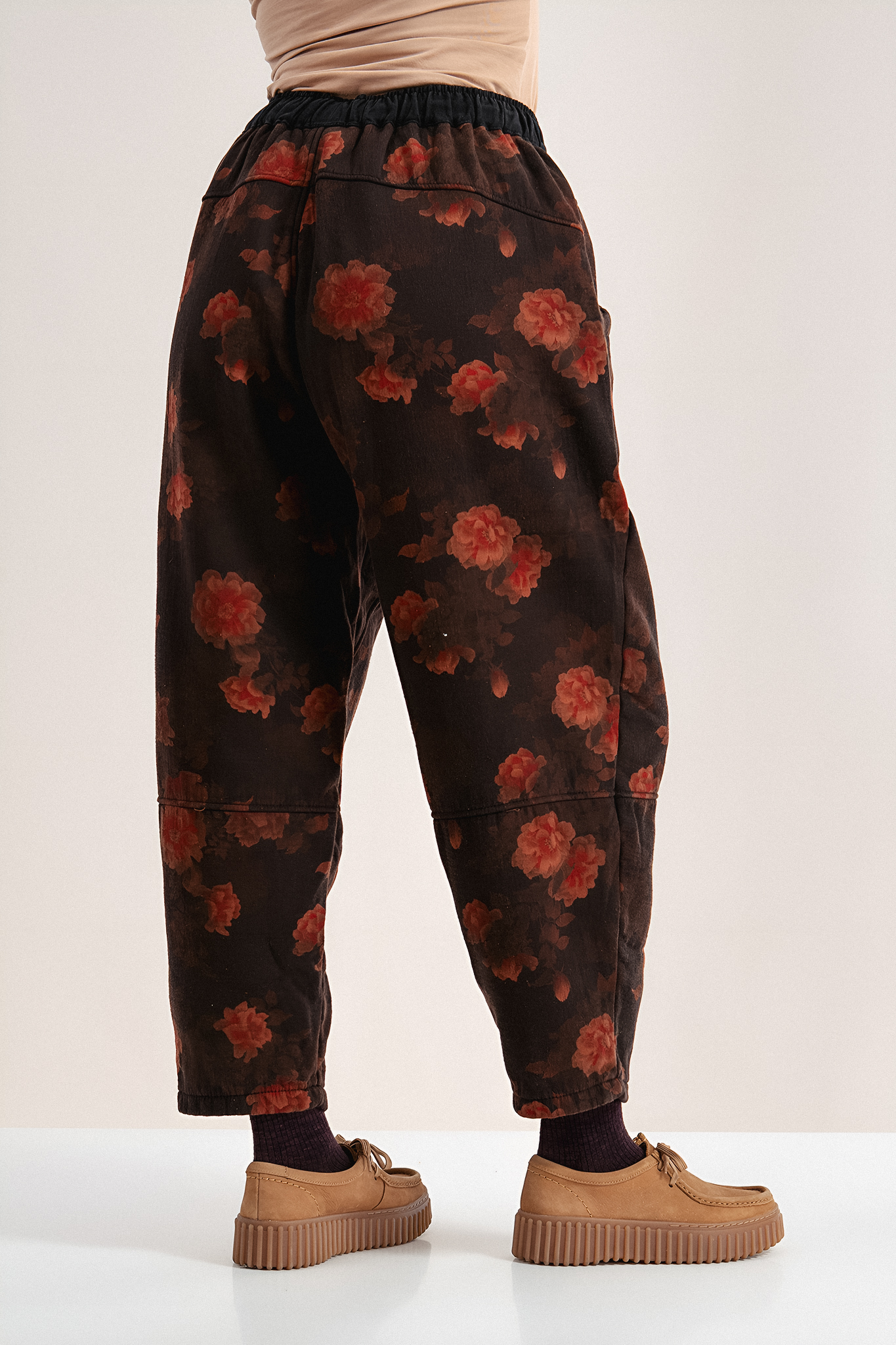 Дамски ватиран панталон в кафяво с широка кройка и флорален принт