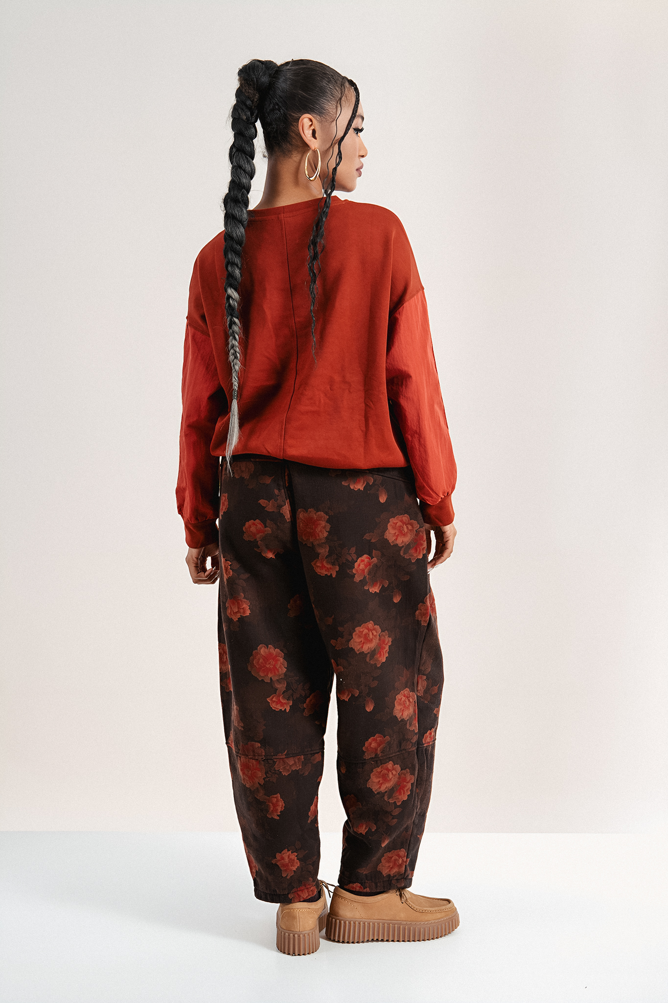 Дамски ватиран панталон в кафяво с широка кройка и флорален принт