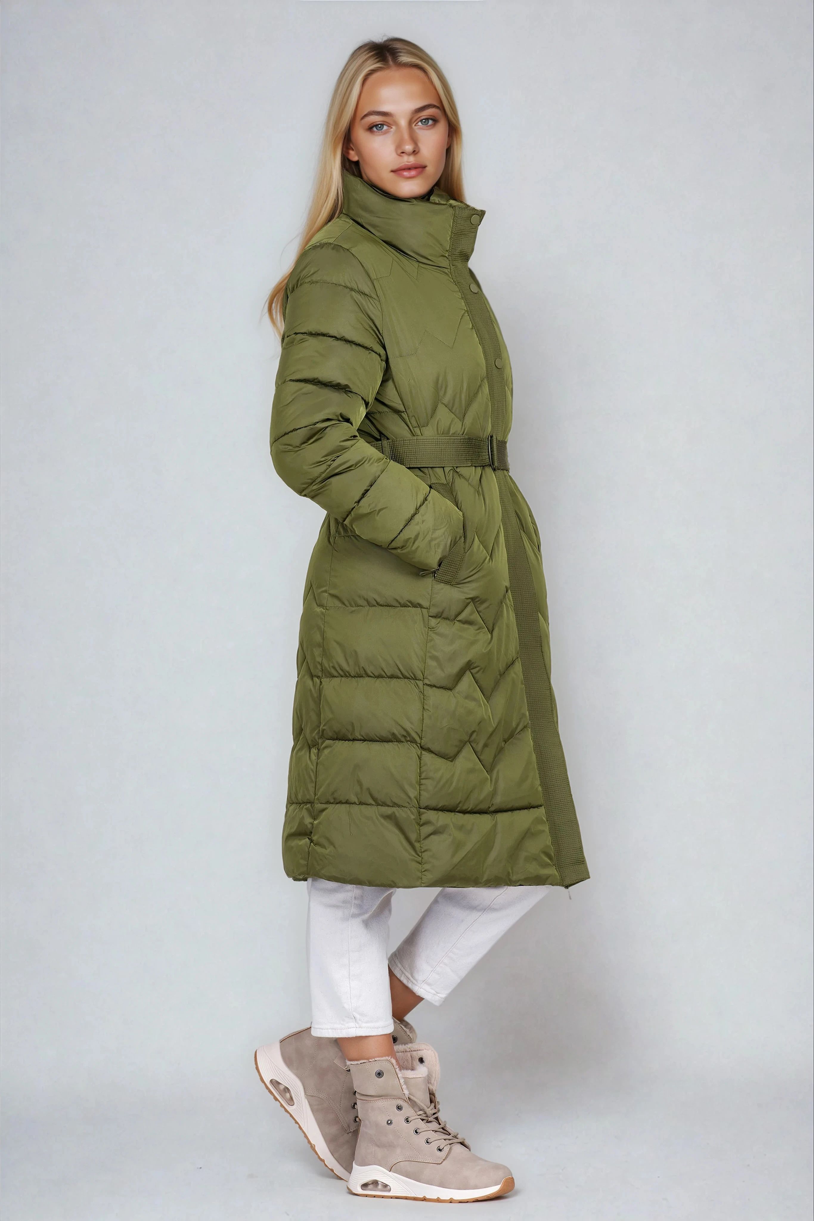 Дамско дълго капитонирано яке в зелено с колан
