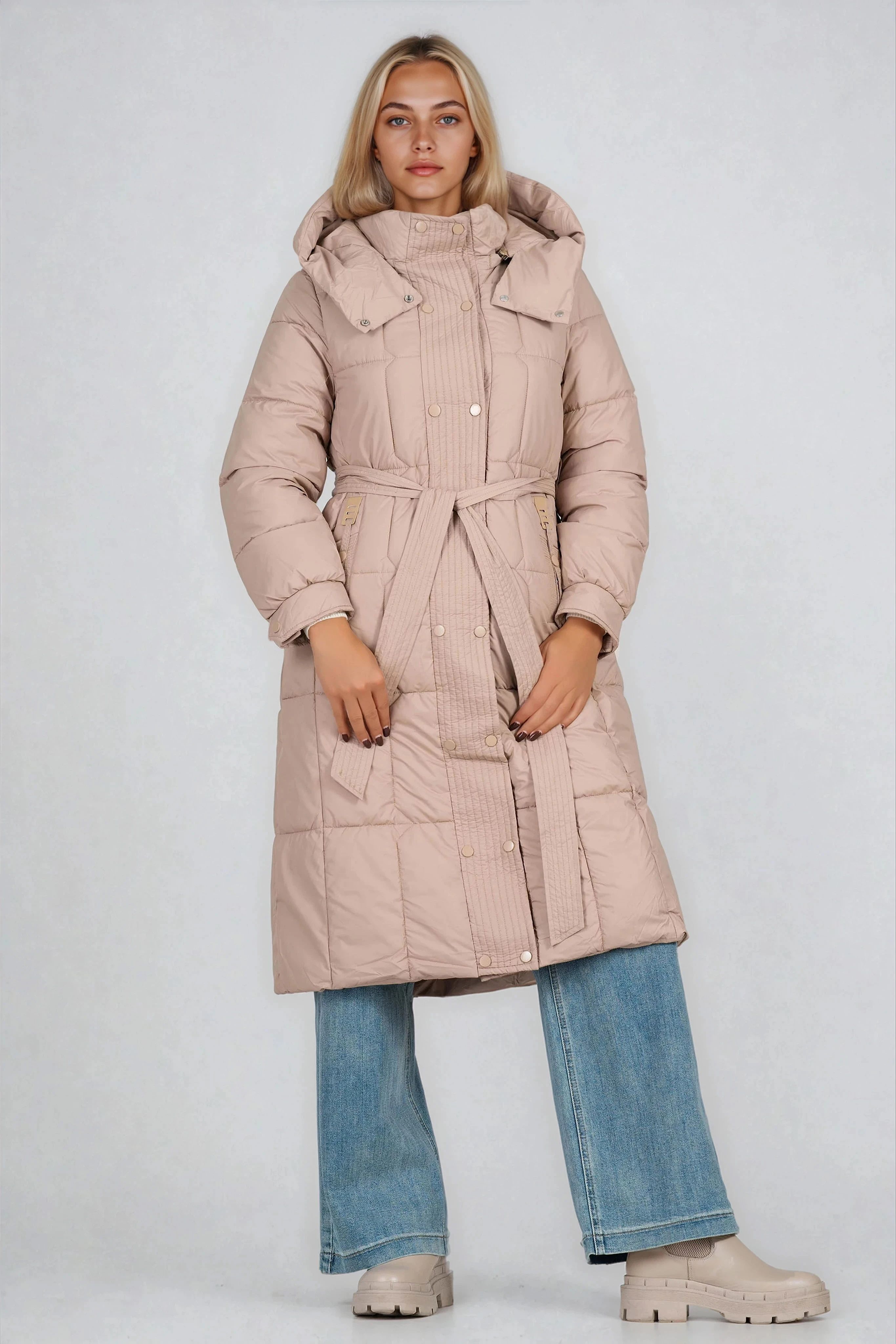 Дамско дълго яке в бежово с качулка, колан и кожен елемент на джоба