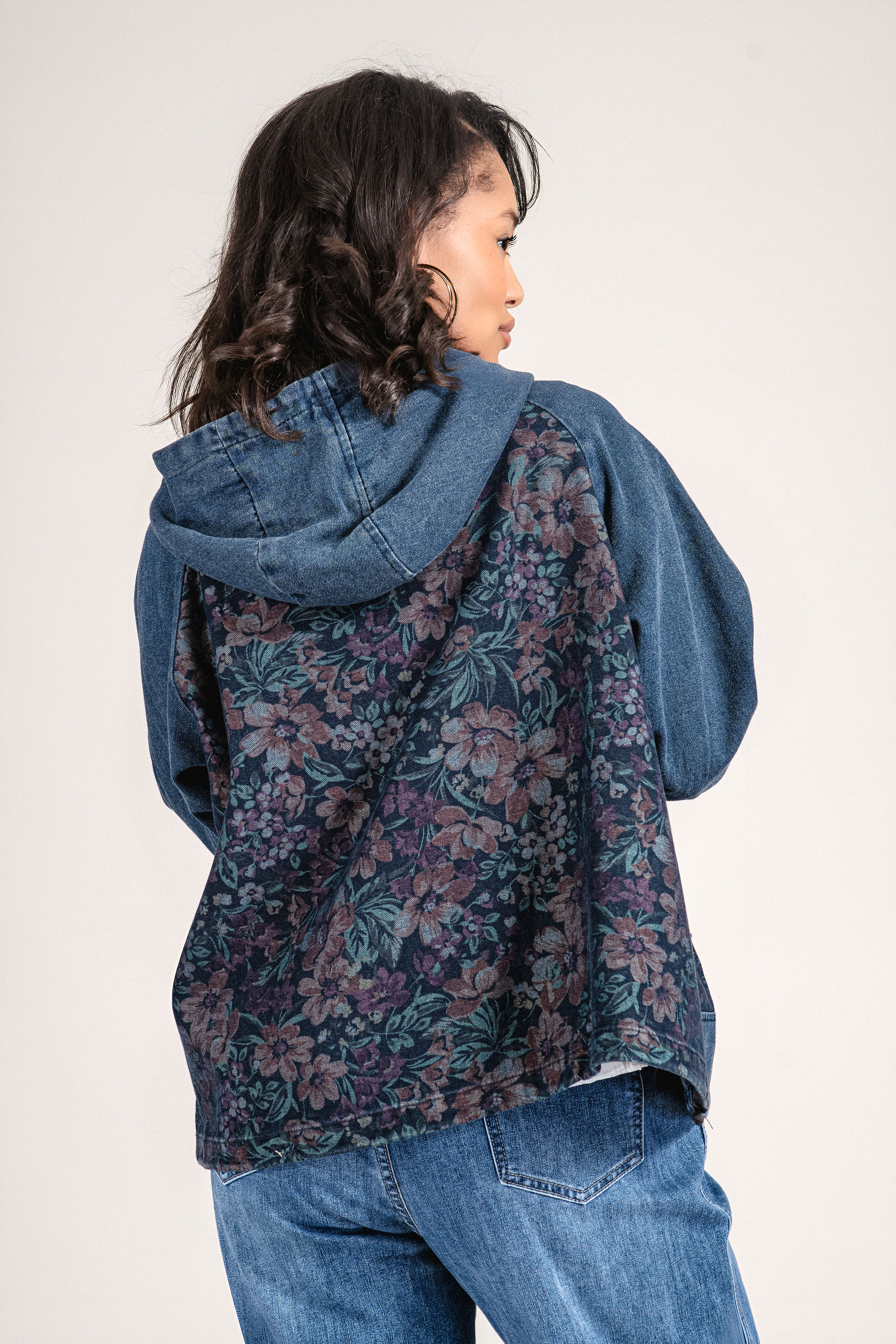 Дамско дънково яке от памук в син деним с качулка и флорален принт