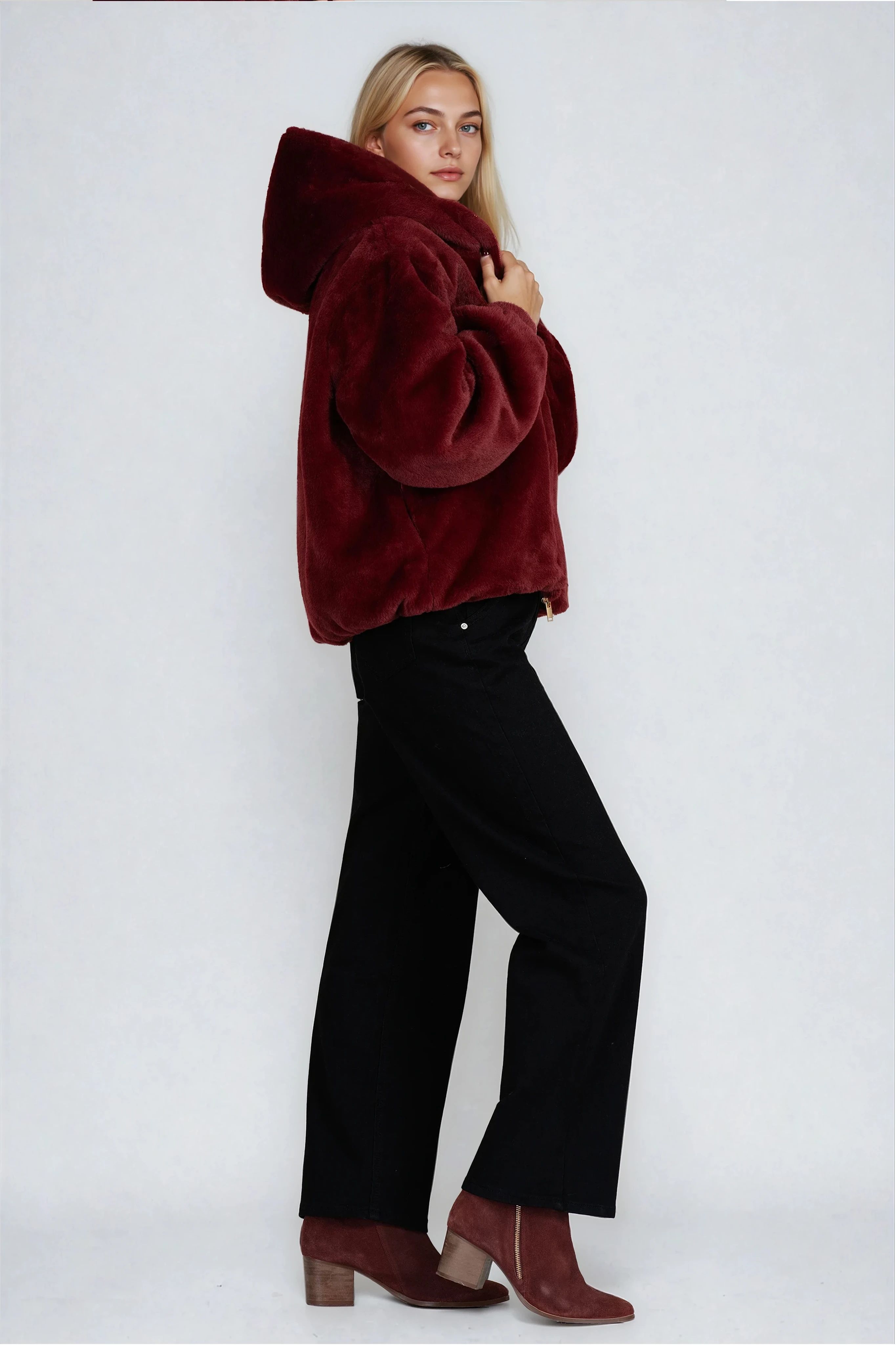 Дамско късо пухено палто в цвят бордо с качулка