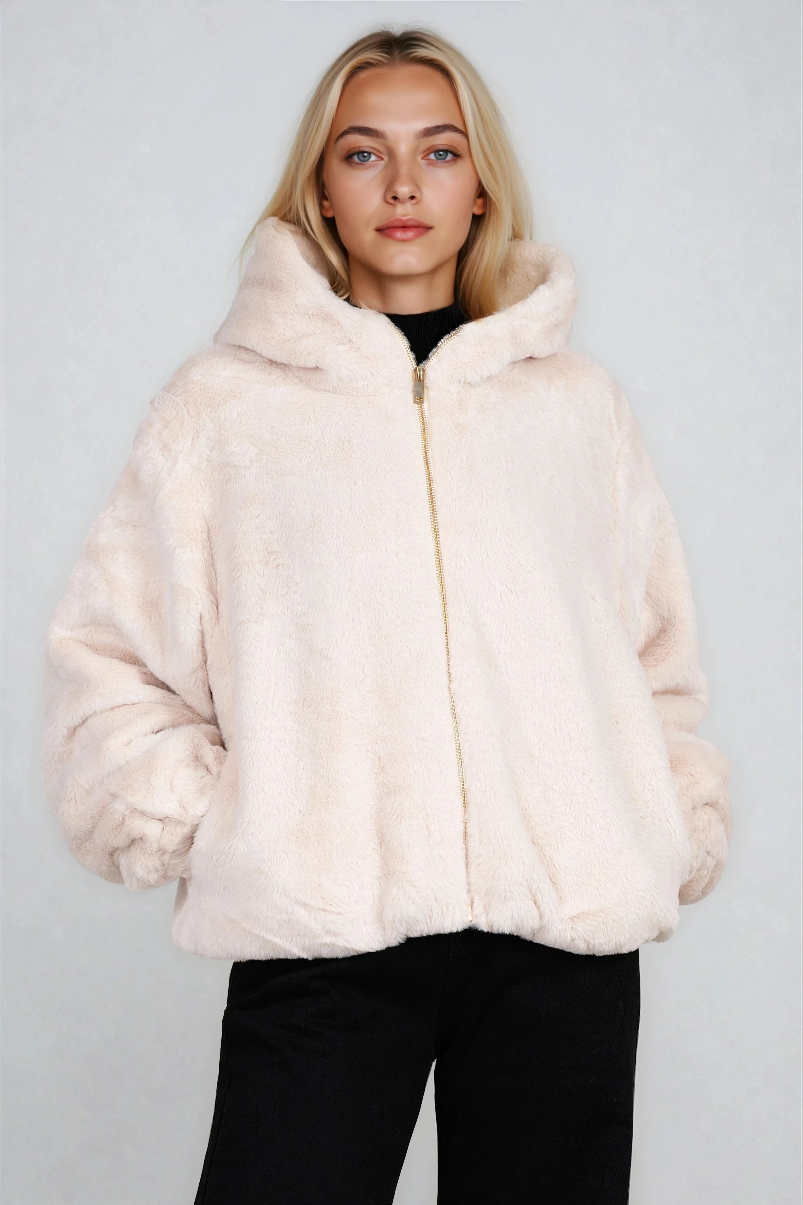 Дамско късо пухено палто в светлобежово с качулка