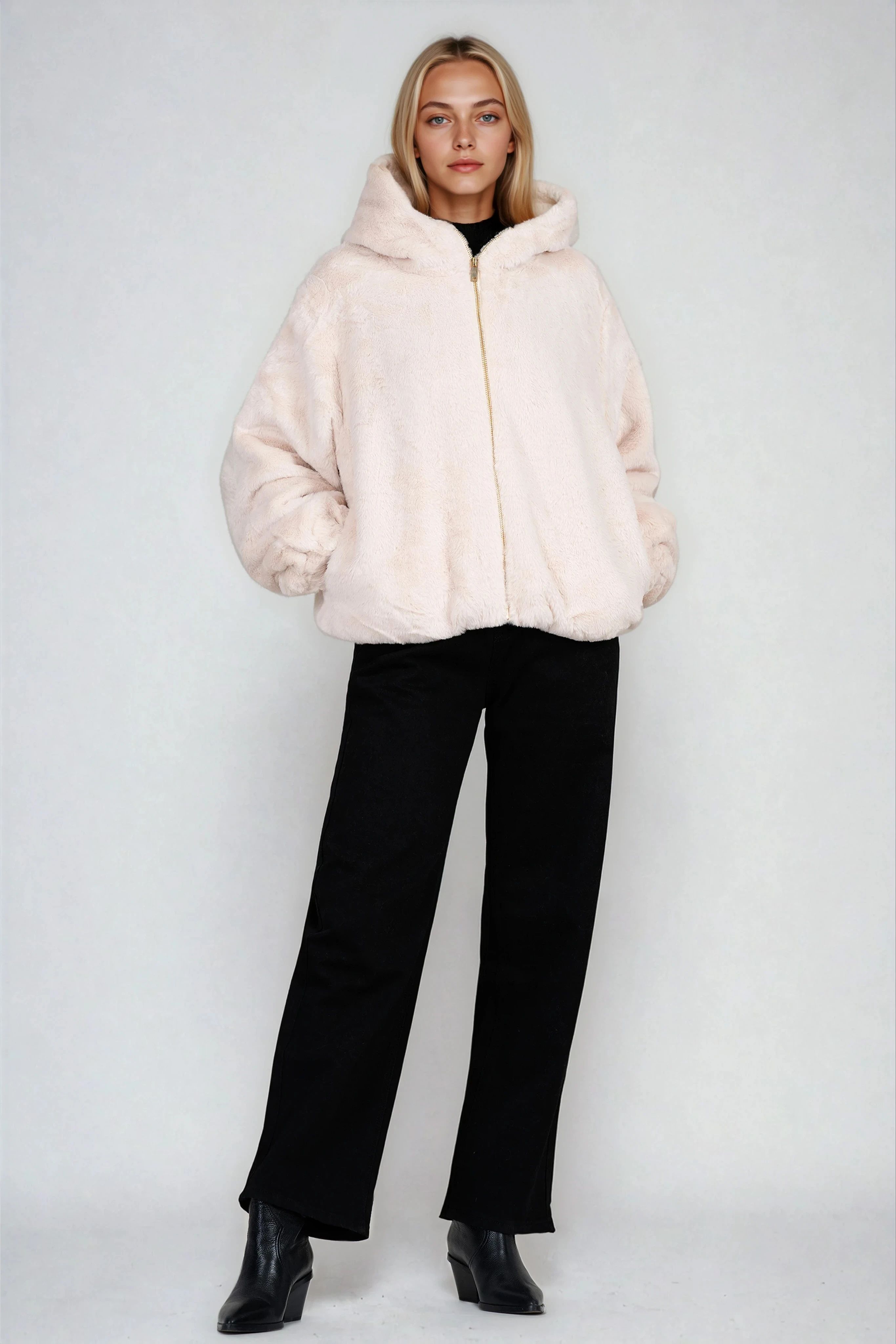 Дамско късо пухено палто в светлобежово с качулка