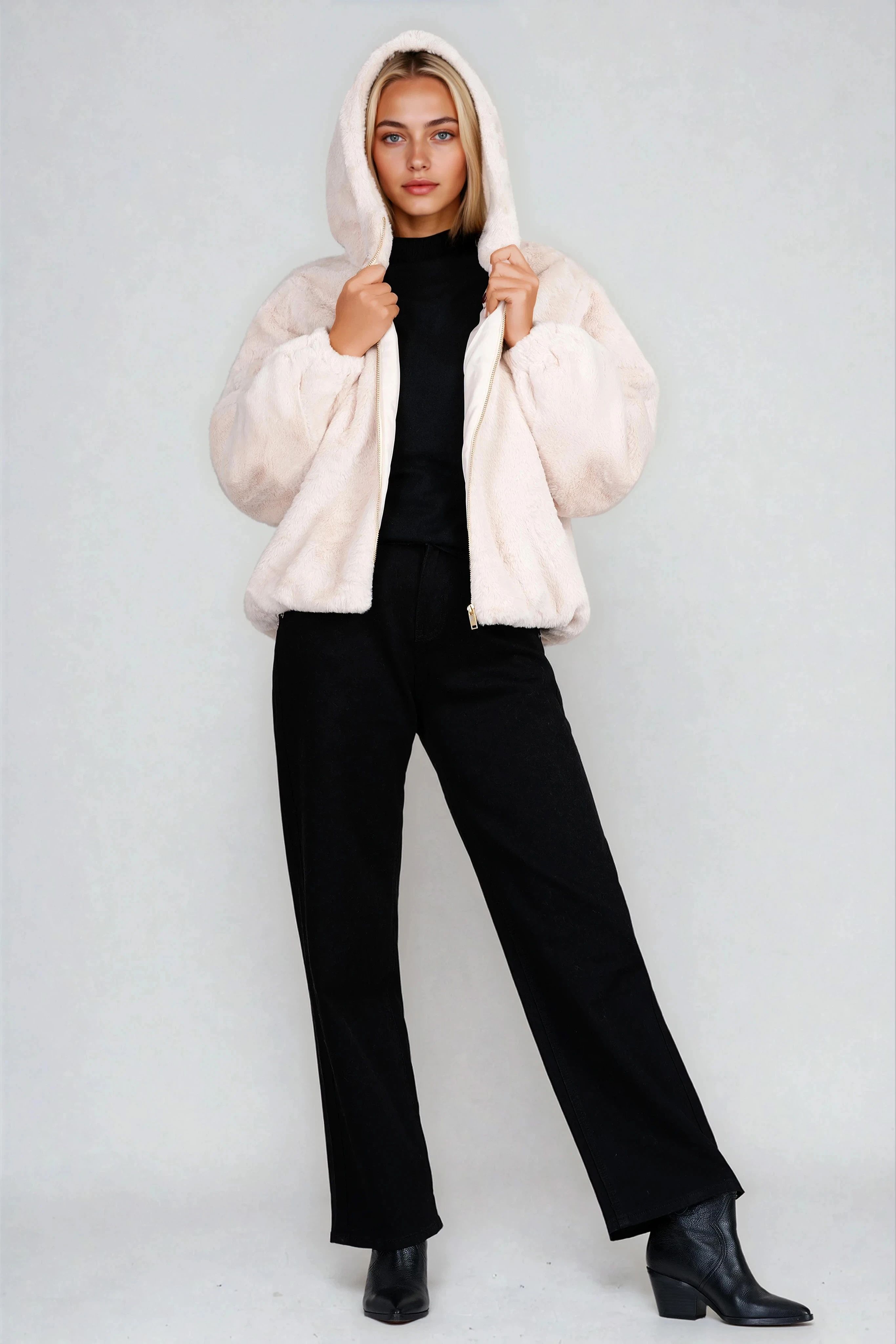 Дамско късо пухено палто в светлобежово с качулка