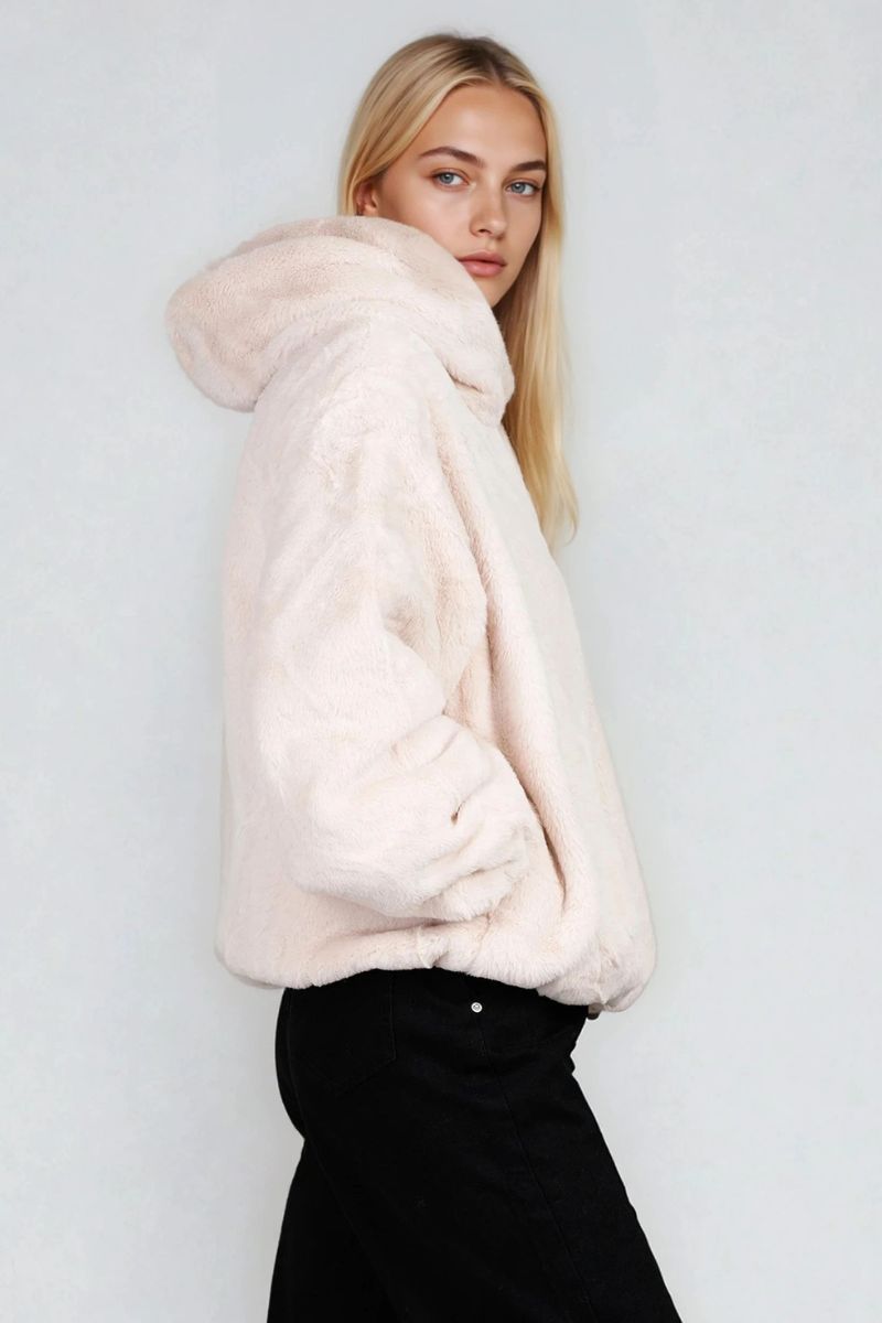 Дамско късо пухено палто в светлобежово с качулка
