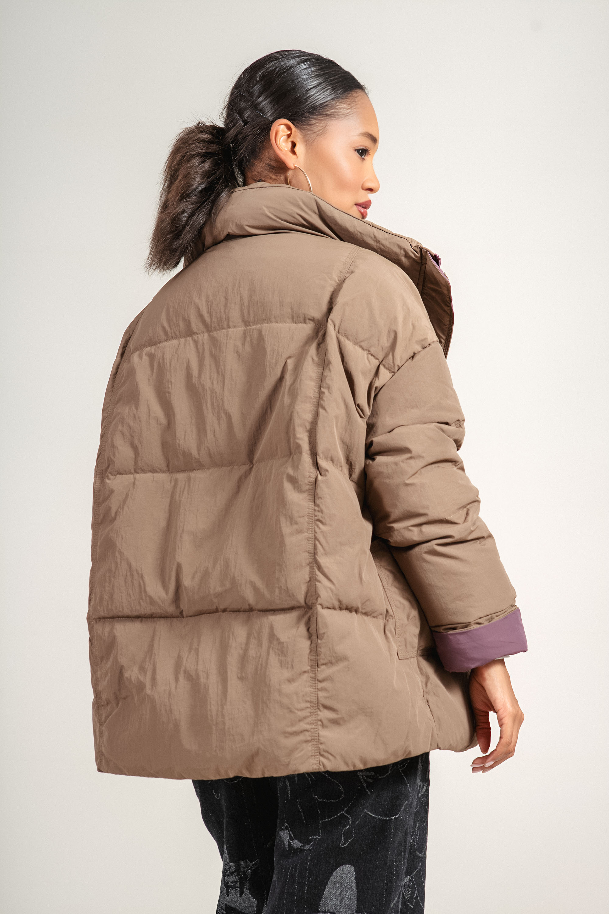 Дамско късо яке в кафяво с декоративни джобове и лилав кант