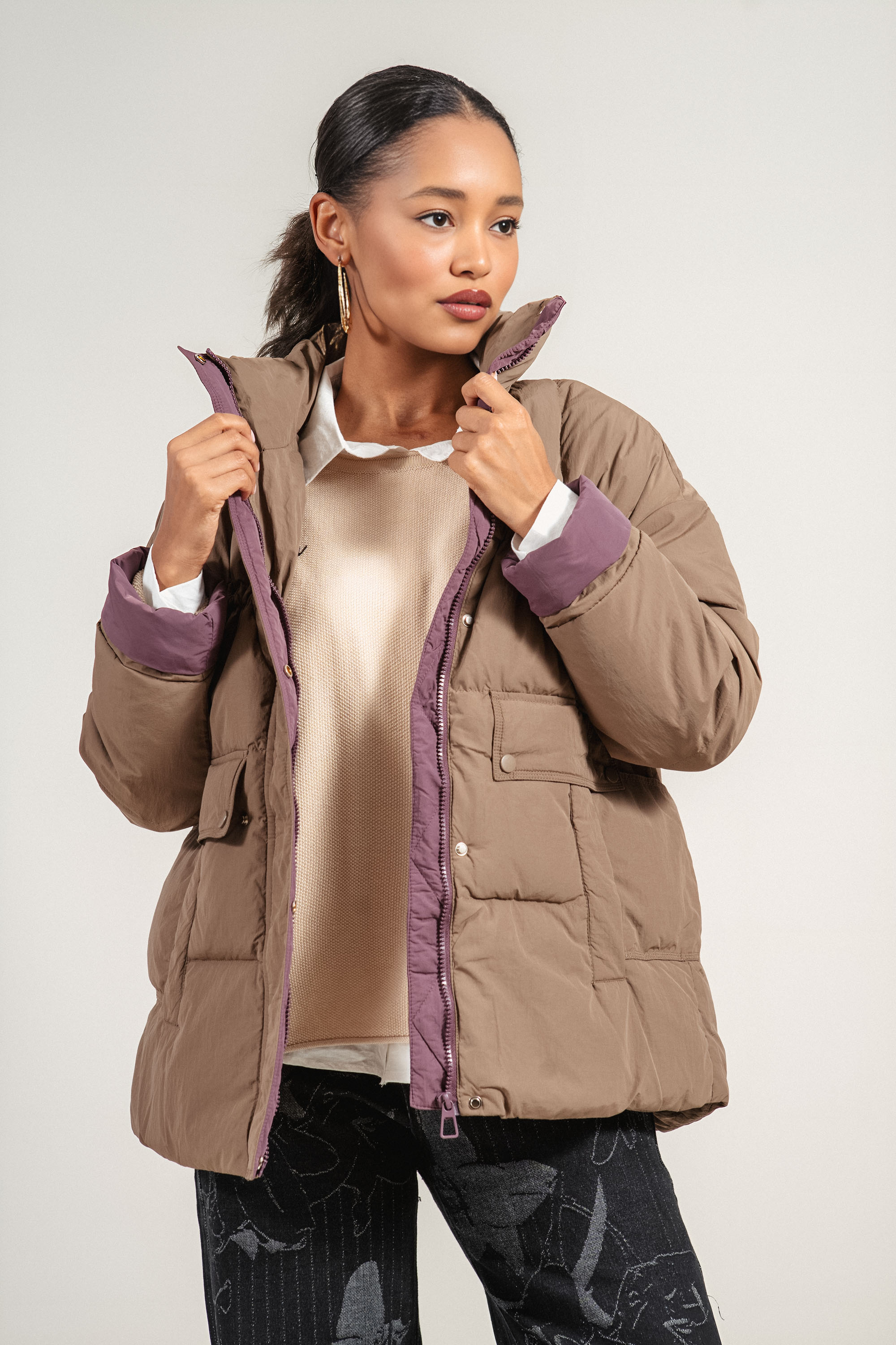 Дамско късо яке в кафяво с декоративни джобове и лилав кант