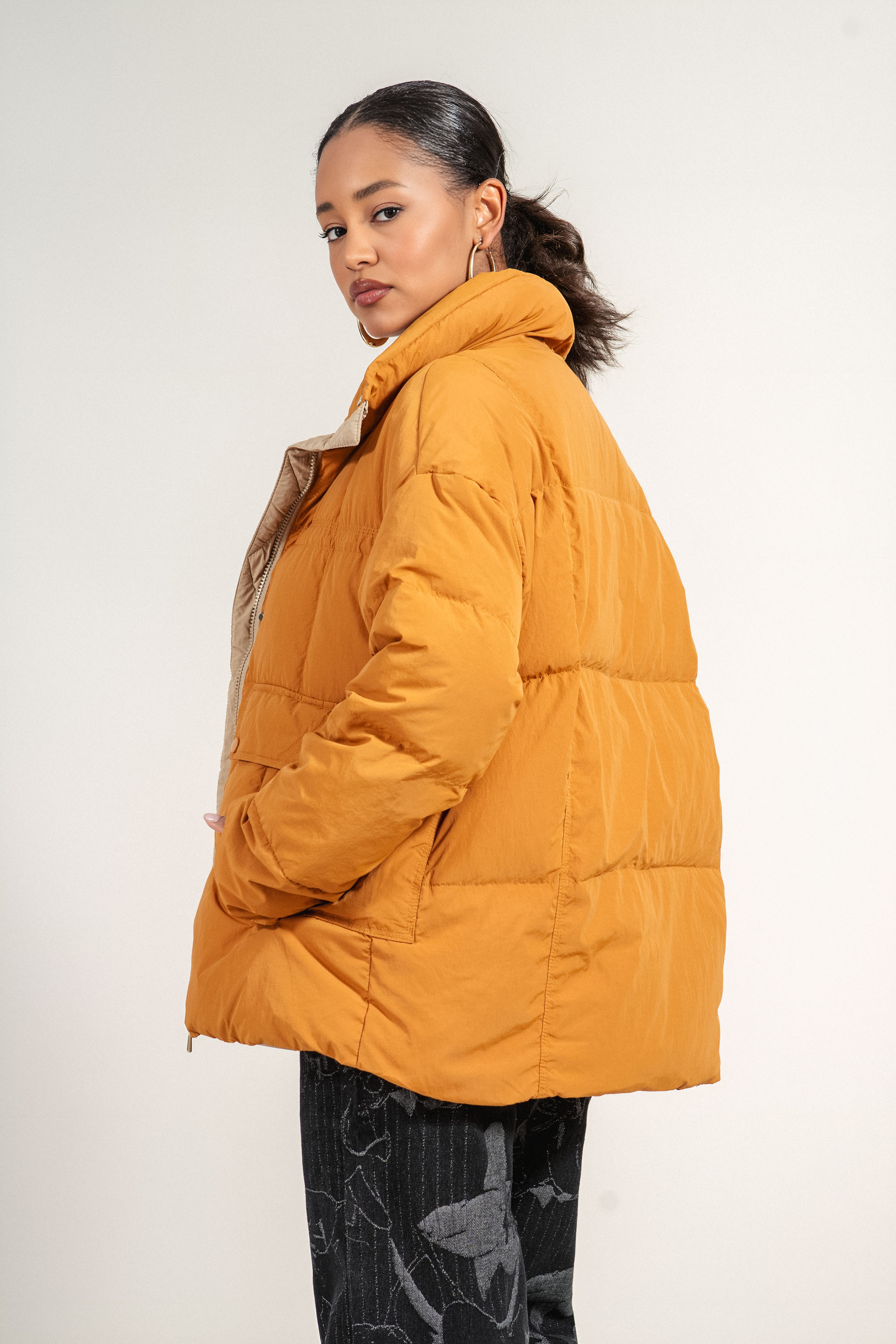 Дамско късо яке в оранжево с декоративни джобове и бежов кант