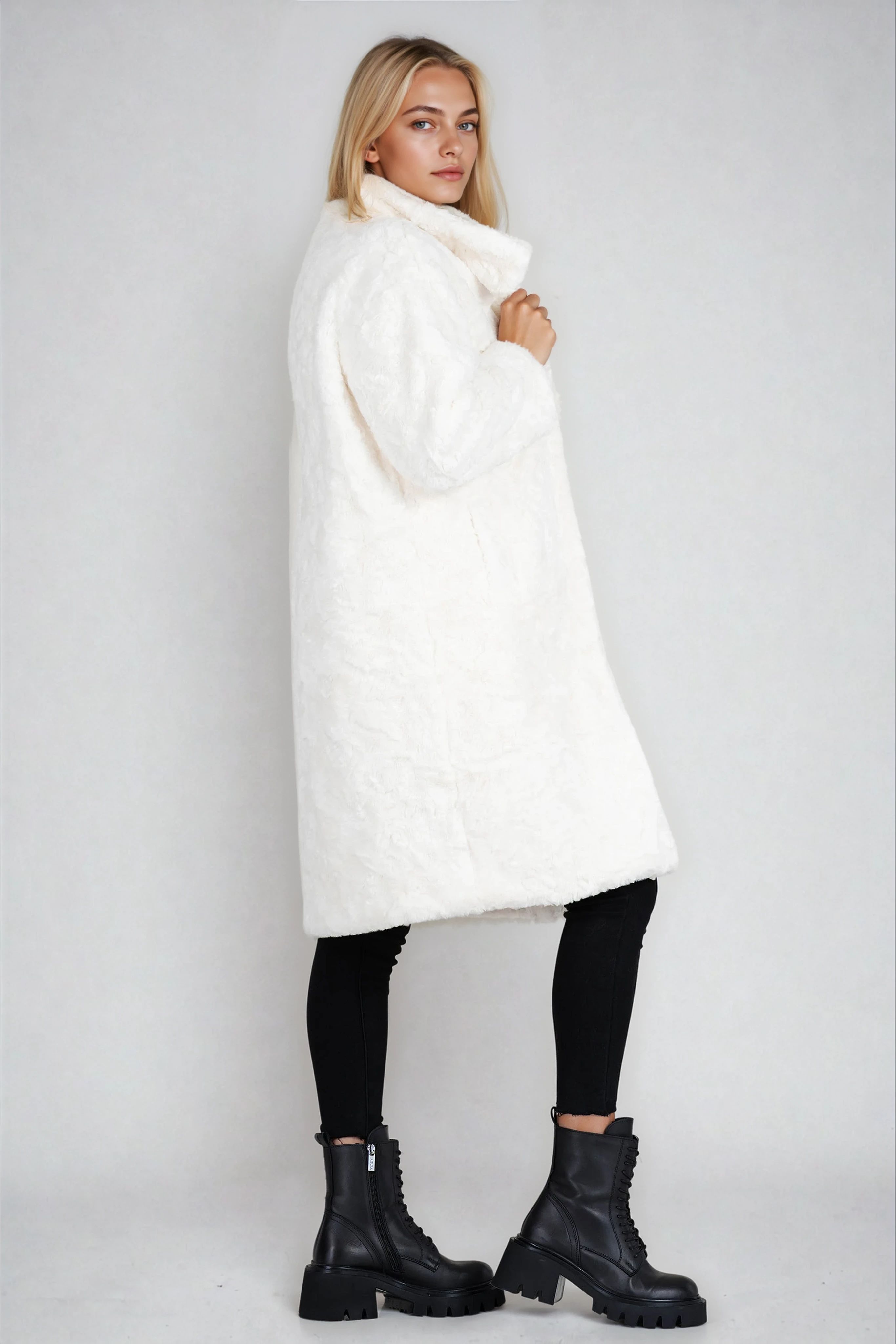 Дамско меко пухено палто в бяло