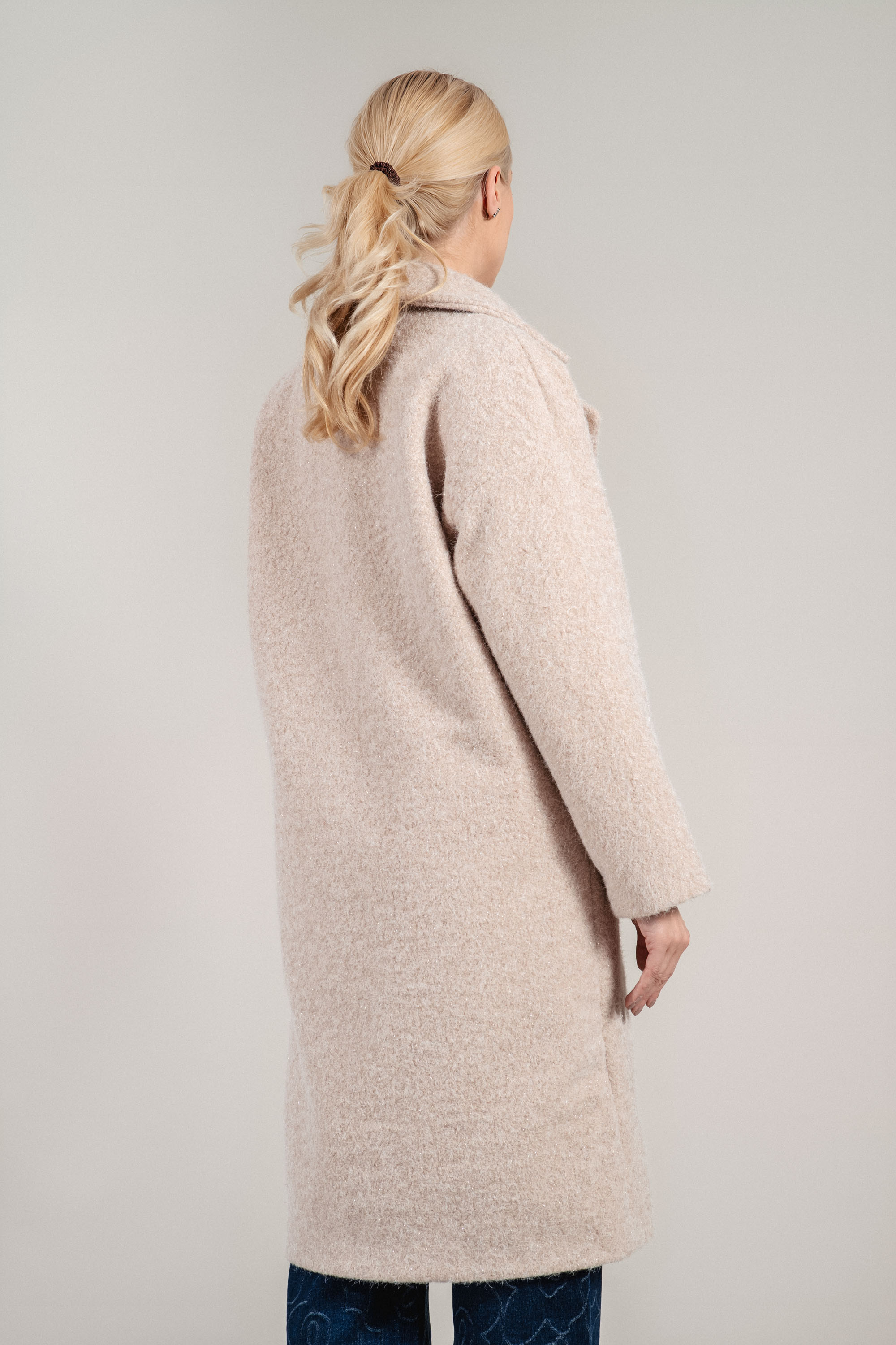 Дамско палто в бежово с лъскав ефект и класическа кройка