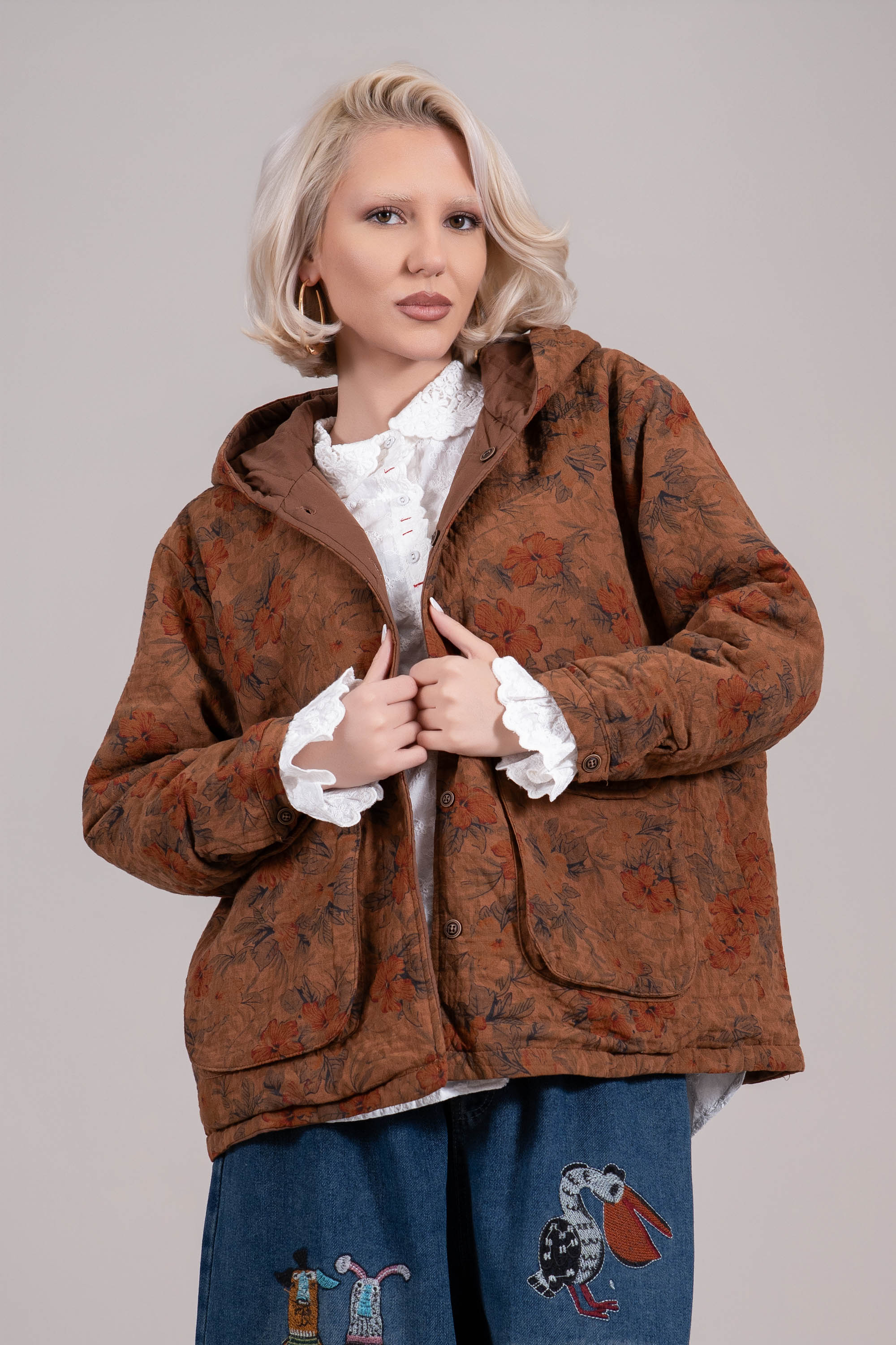 Дамско преходно яке от памук в кафяво с цветен принт и качулка